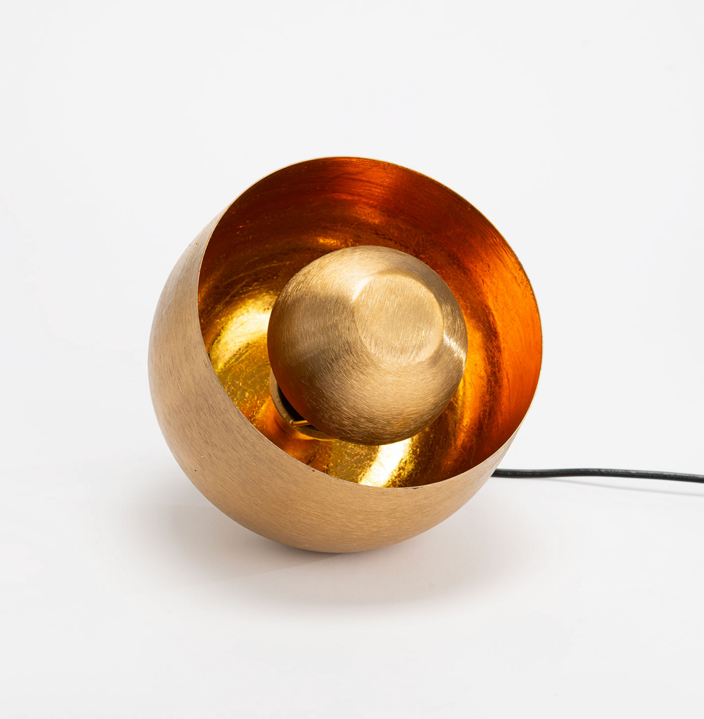Lampe de sol boule en aluminium et fer doré — Athezza