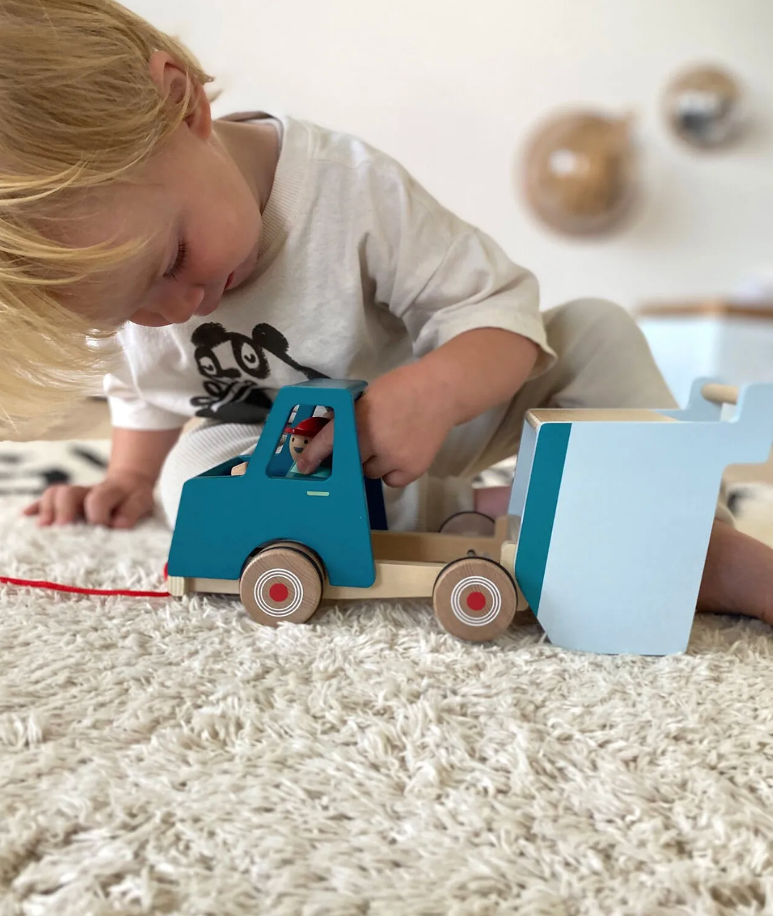 Camion benne à tirer en bois avec chauffeur — Small Foot