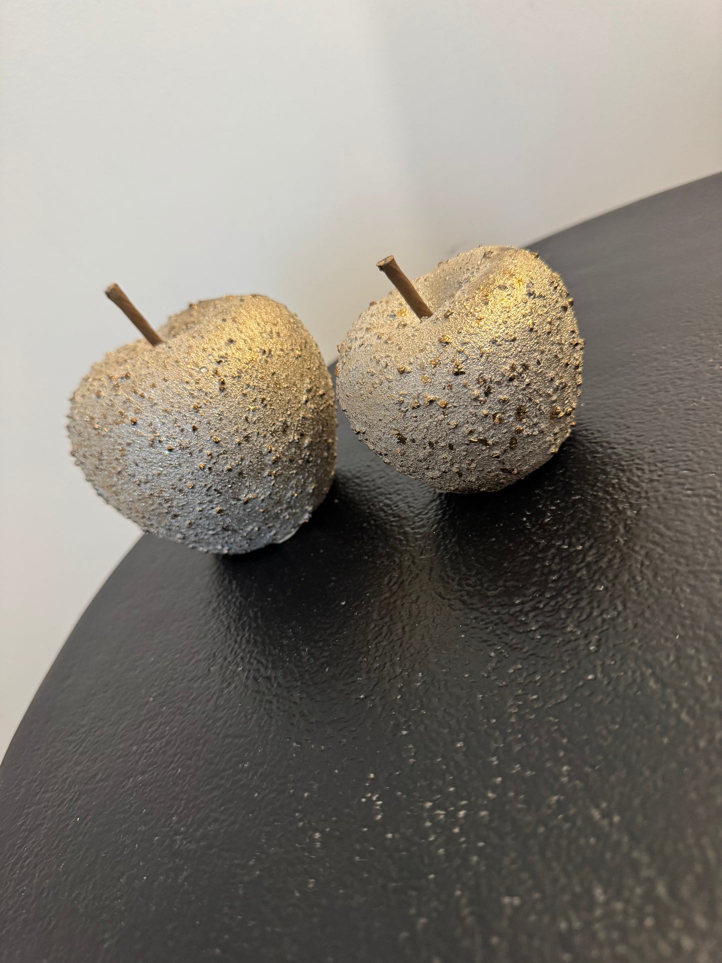 Set de 2 pommes décoratives texturées dorées — Amadeus