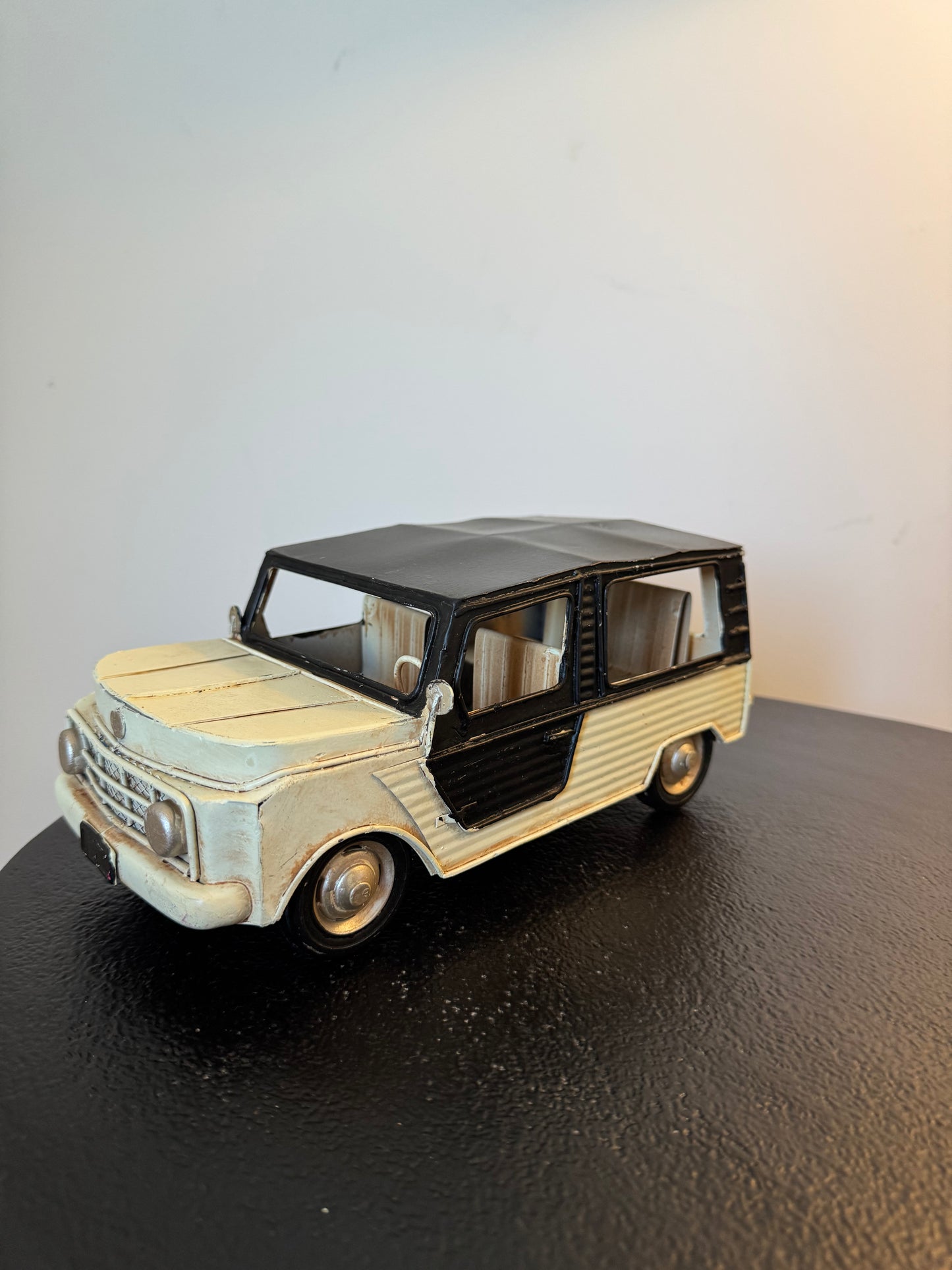 Voiture d'été rétro blanche en métal — Objet de décoration rétro neuf