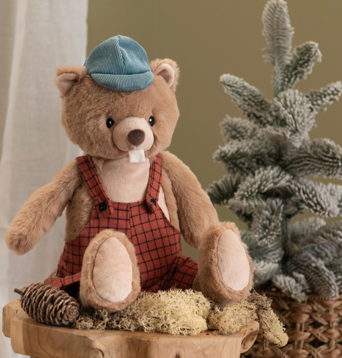 Peluche Victor le castor habillé (H 40 cm) — Amadeus