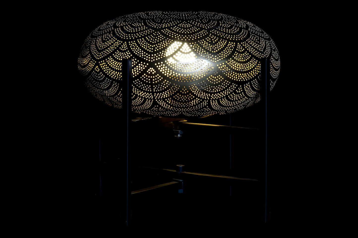 Lampe de table dorée ajourée