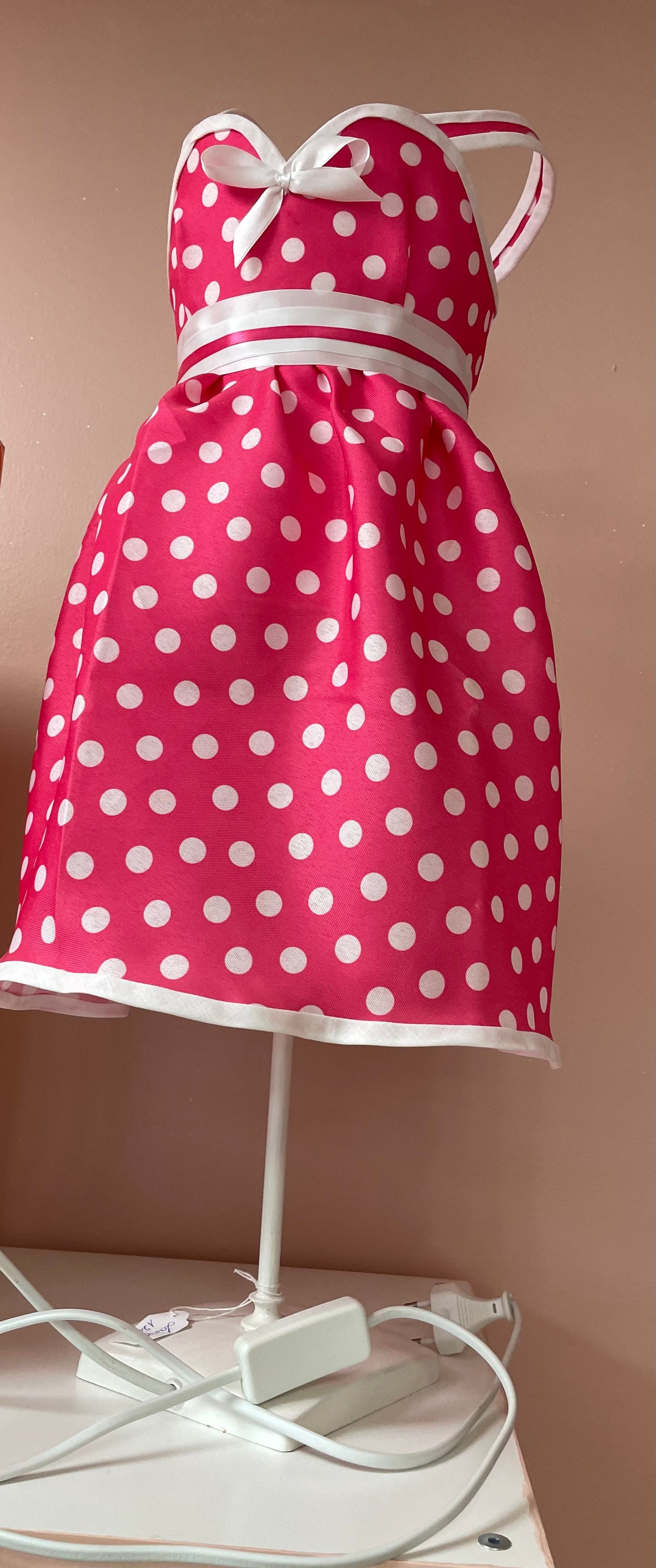 Lampe robe rose à pois