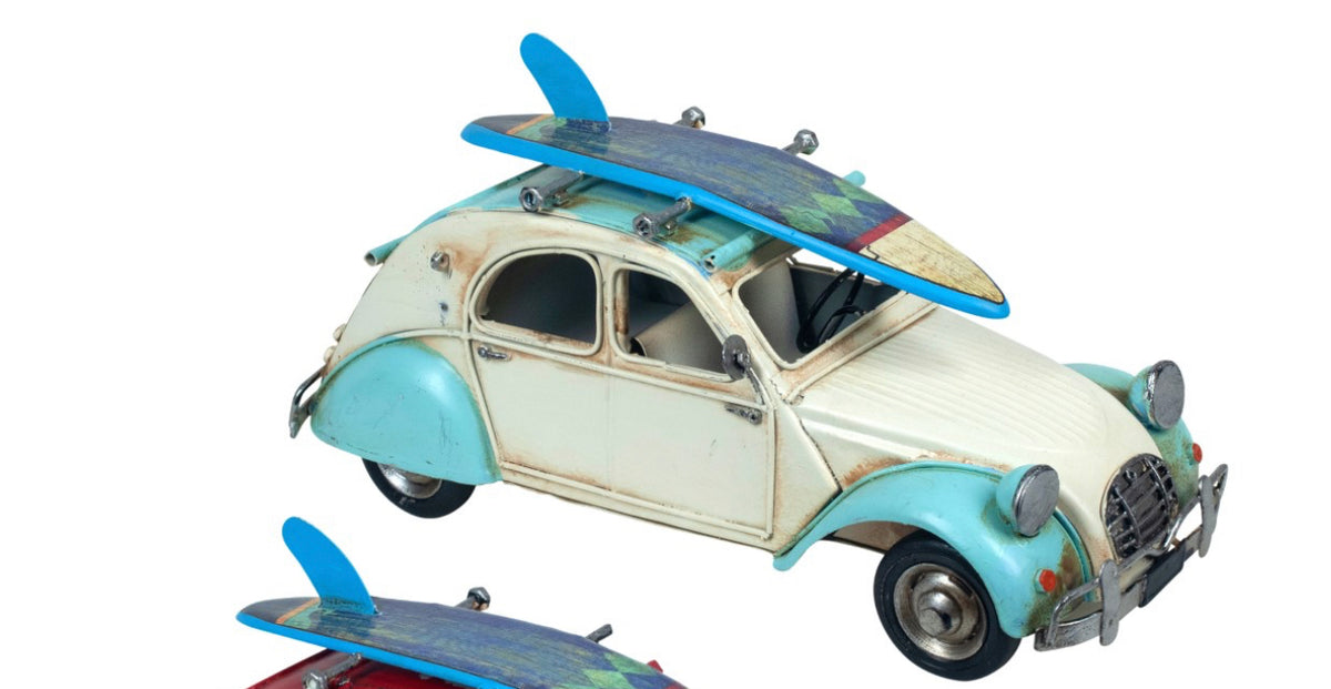 Voiture rétro en métal avec planche de surf — Objet de décoration rétro neuf