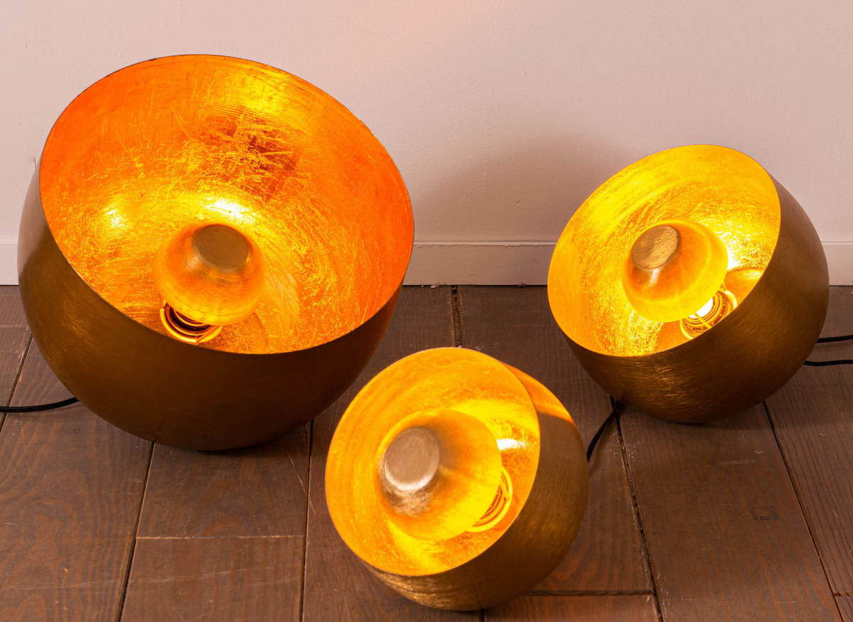 Lampe de sol boule en aluminium et fer doré — Athezza