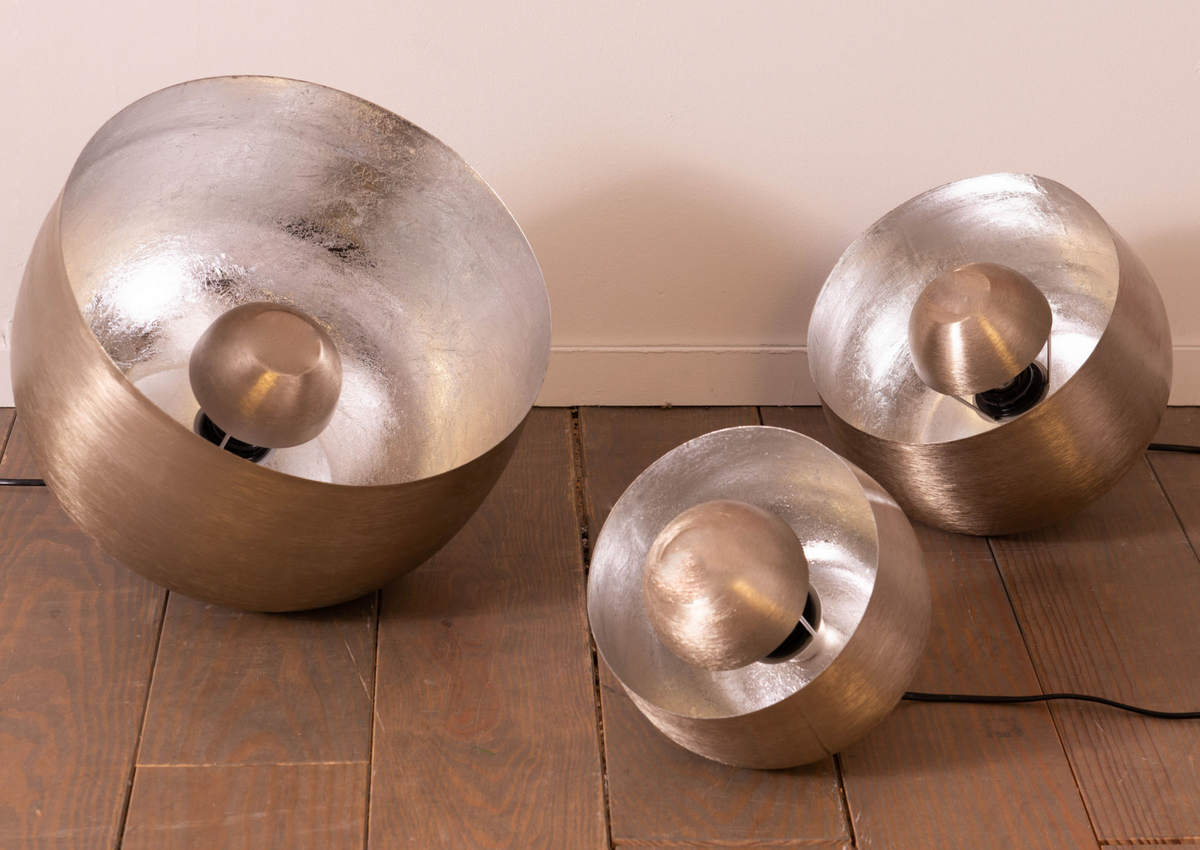Lampe de sol boule en aluminium et fer argenté — Amadeus