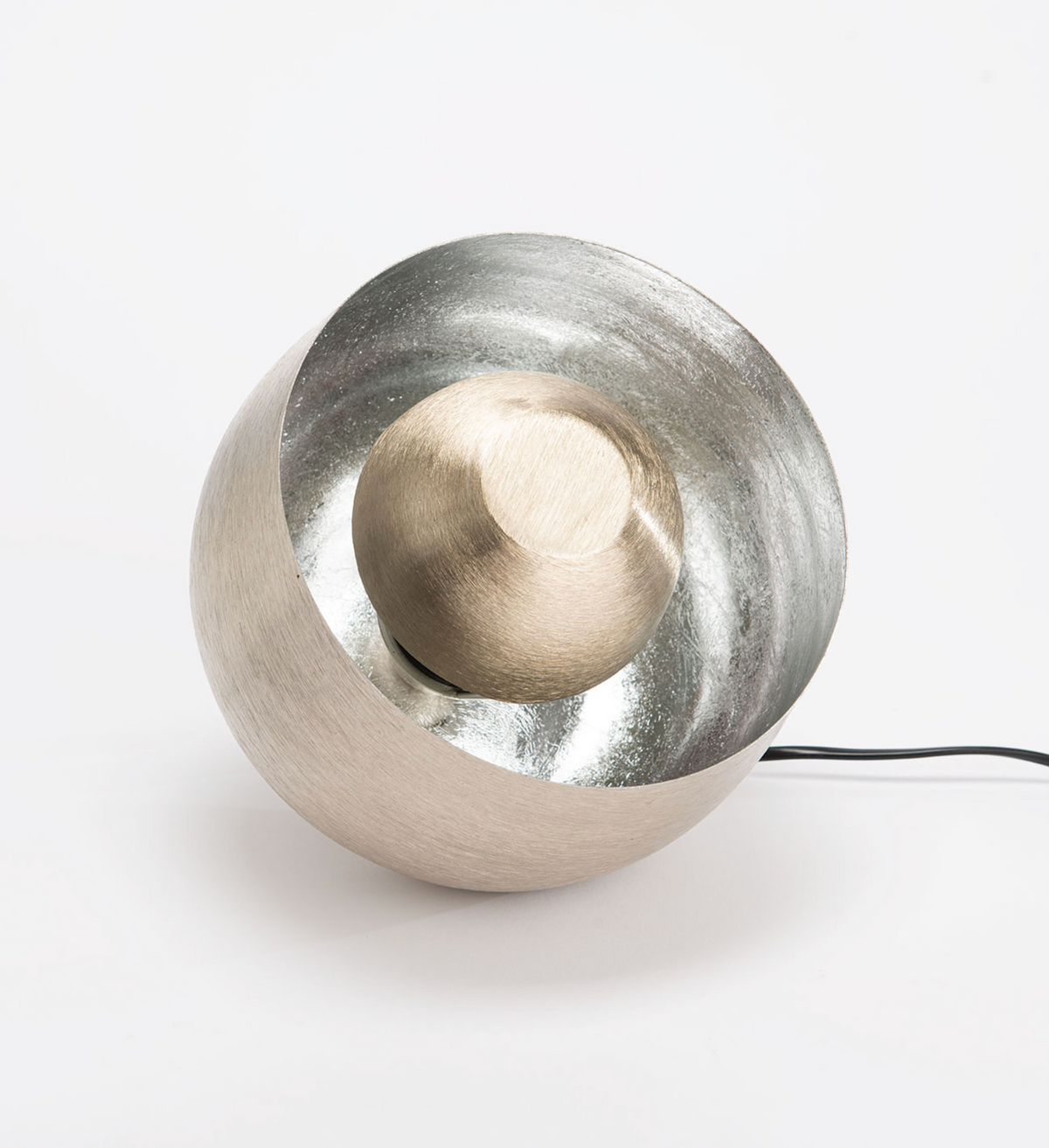 Lampe de sol boule en aluminium et fer argenté — Amadeus