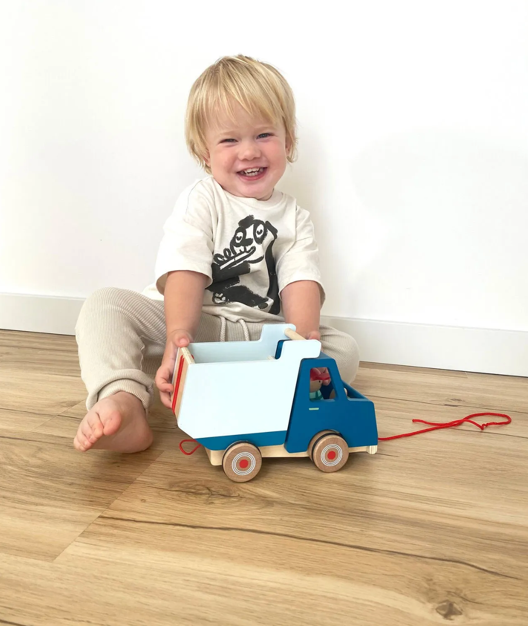 Camion benne à tirer en bois avec chauffeur — Small Foot