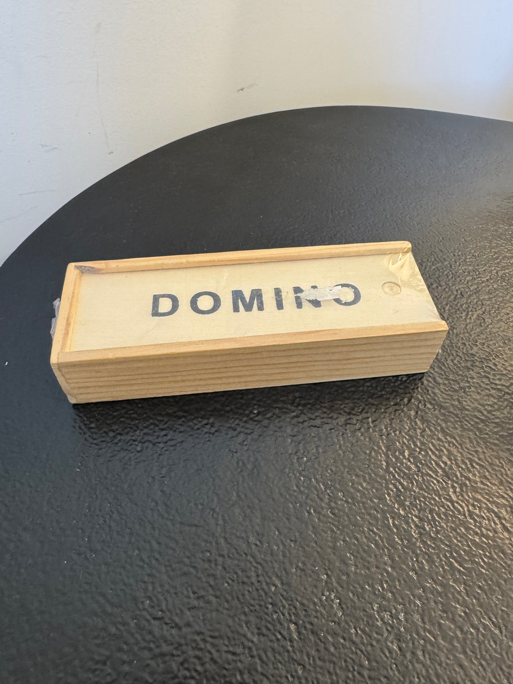 Jeu de dominos traditionnel dans son coffret en bois