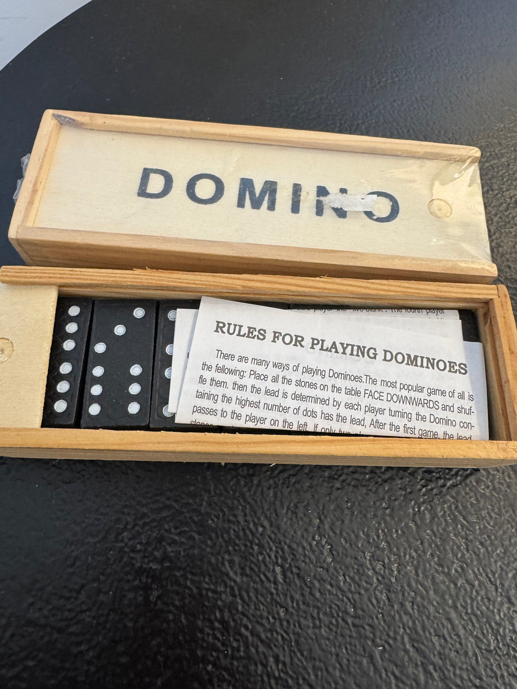 Jeu de dominos traditionnel dans son coffret en bois
