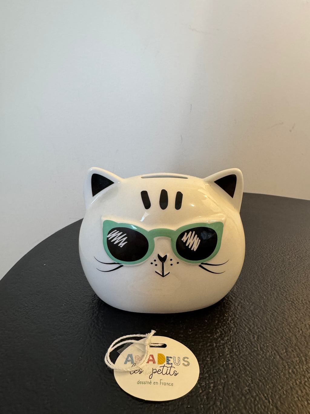 Tirelire Chat à lunettes de soleil en céramique — Amadeus Les Petits