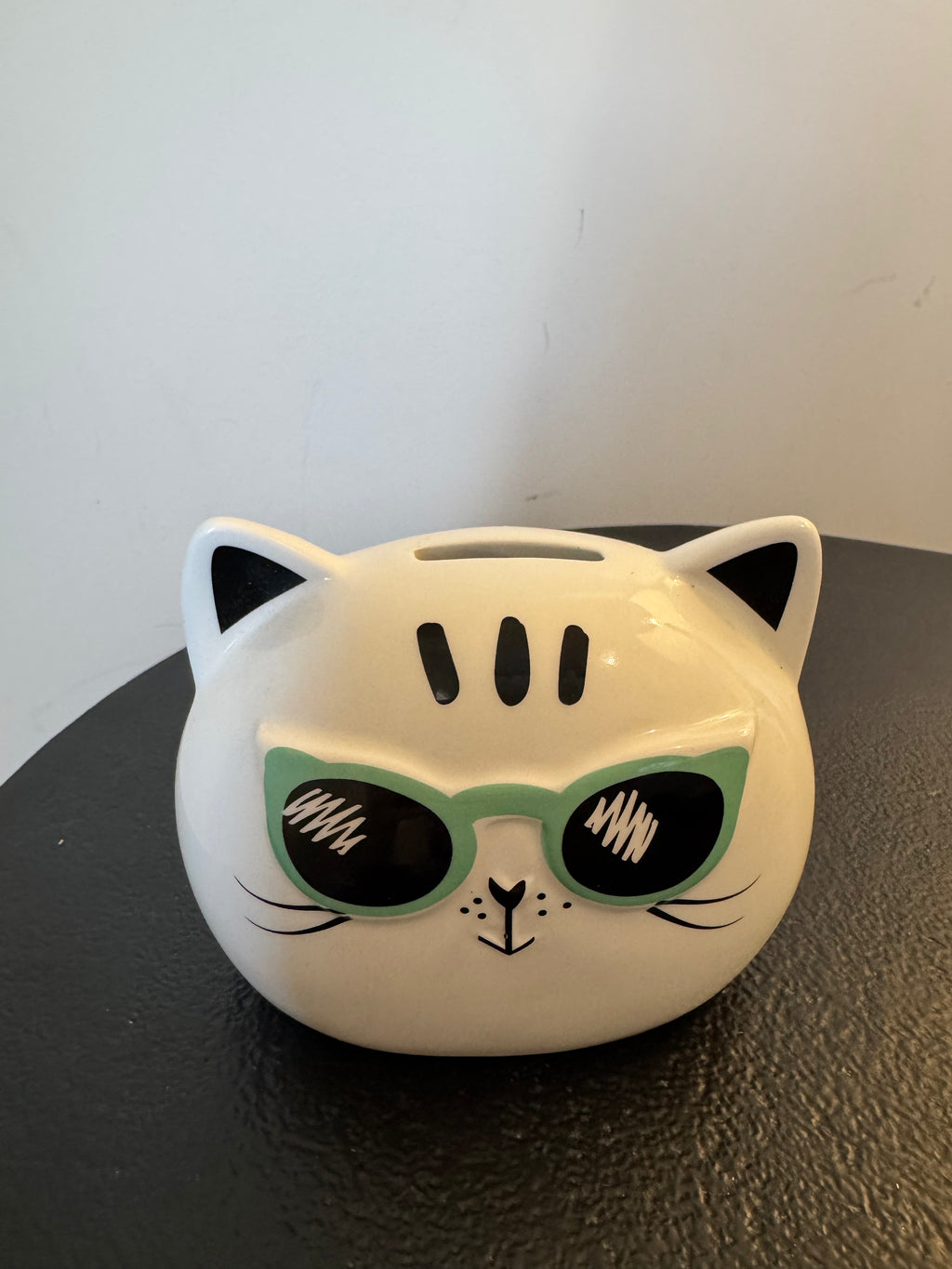 Tirelire Chat à lunettes de soleil en céramique — Amadeus Les Petits
