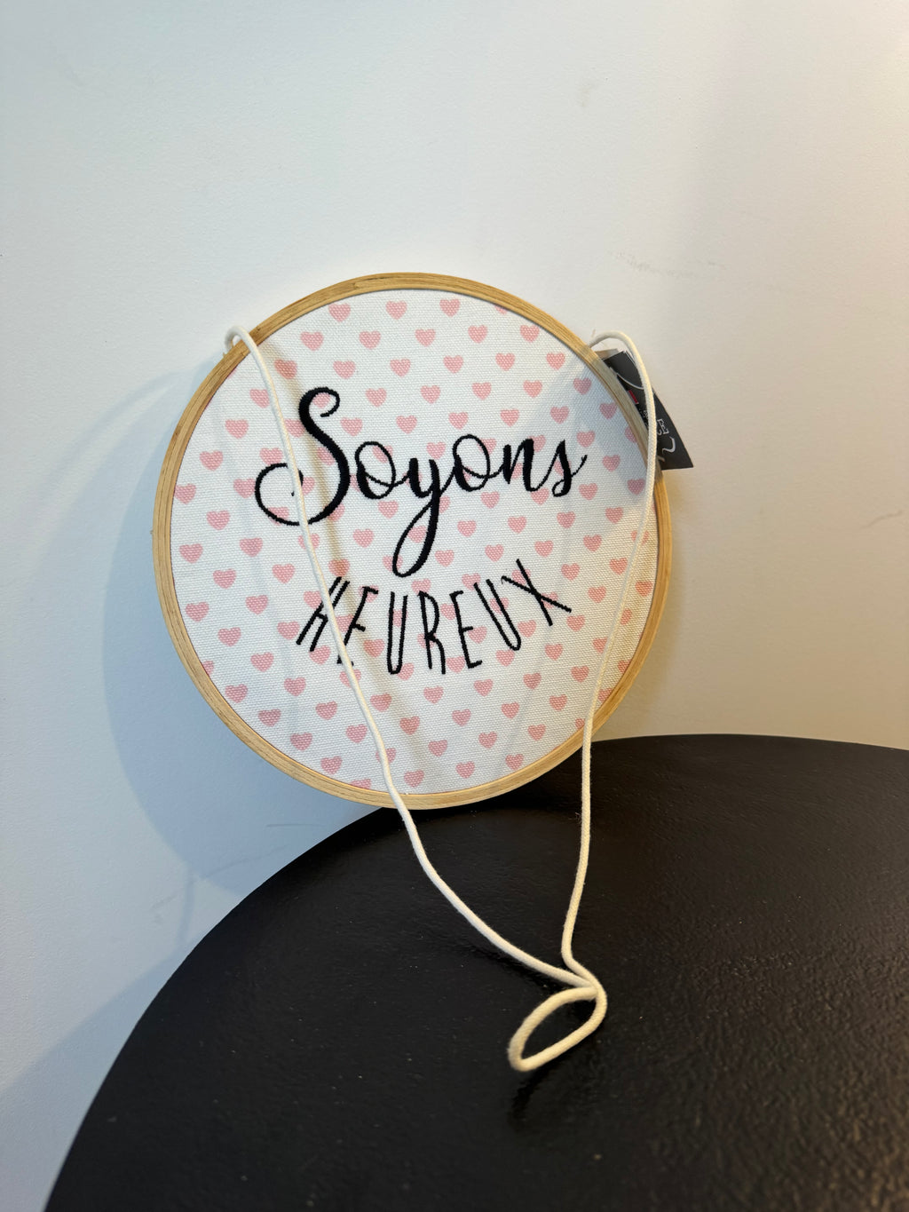 Suspension murale brodée - Amadeus (Ø 21 cm)