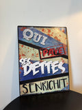 Plaque métallique rétro « Qui paye ses dettes s'enrichit » (33 × 25 cm)