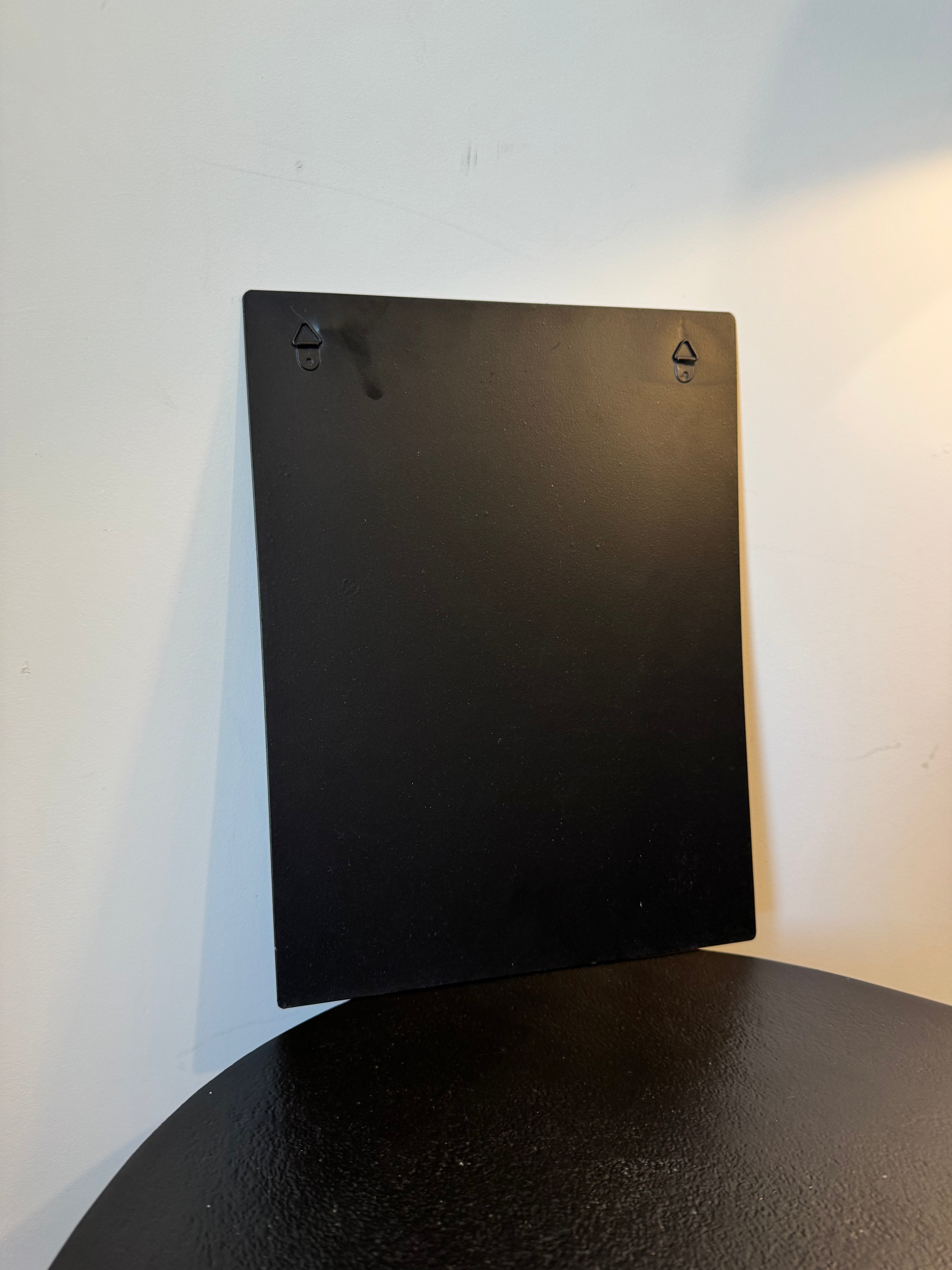 Plaque métallique rétro « Qui paye ses dettes s'enrichit » (33 × 25 cm)