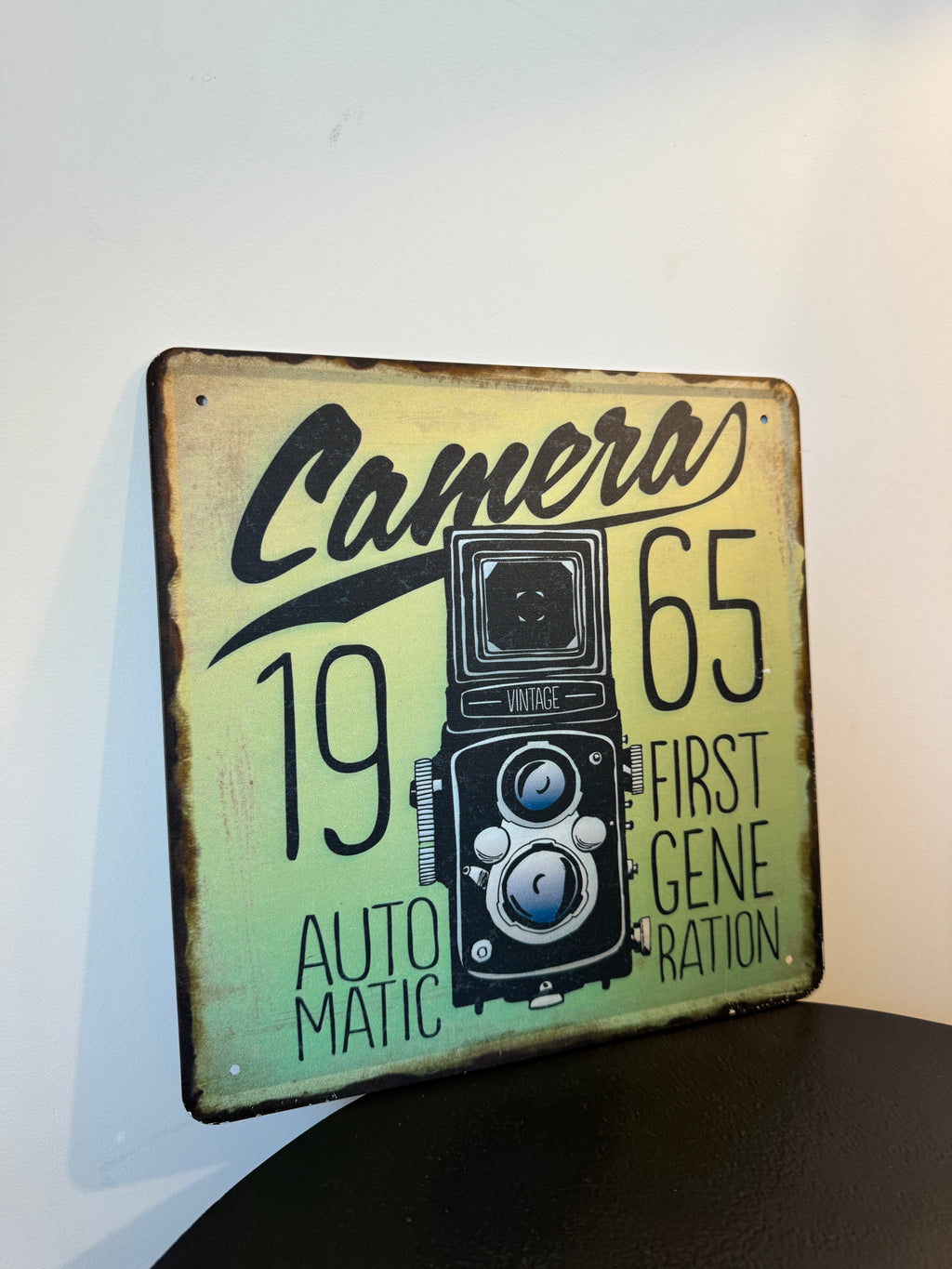 Plaque métallique rétro carrée « Camera 1965 » (25 × 25 cm)