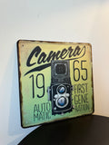 Plaque métallique rétro carrée « Camera 1965 » (25 × 25 cm)