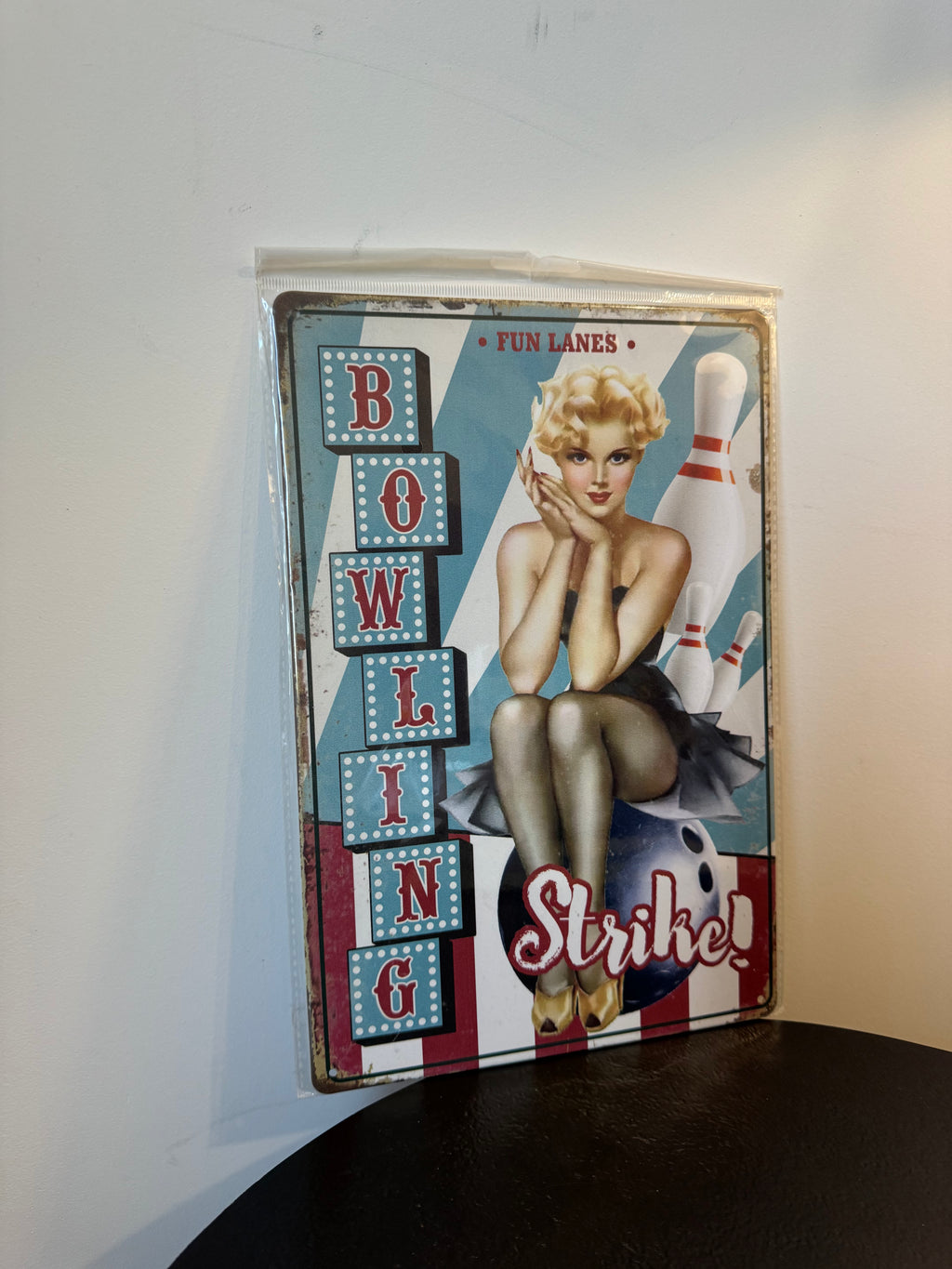 Plaque métallique rétro Bowling Pin-Up « Strike! » (30 × 20 cm)