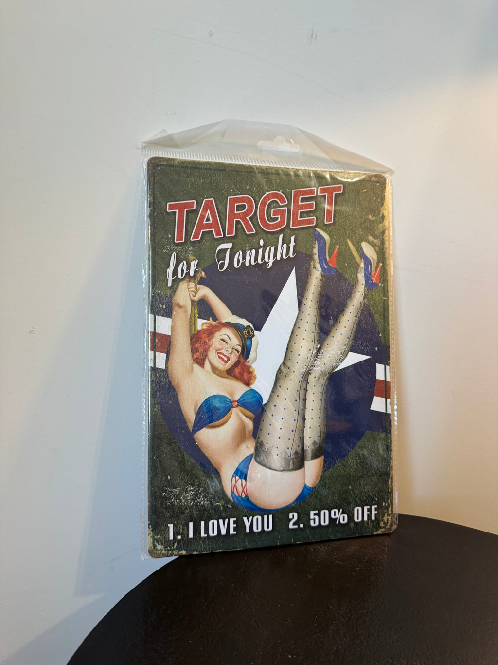 Plaque métallique rétro Pin-Up « Target for Tonight » (30 × 20 cm)