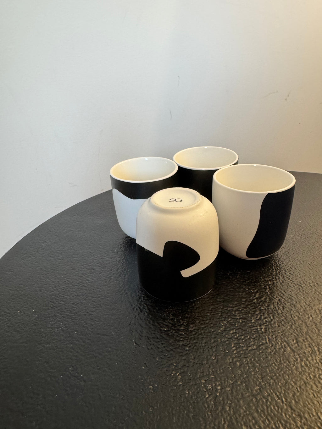 Set de 2 tasses à café en céramique motifs abstraits (H 6,5 cm)