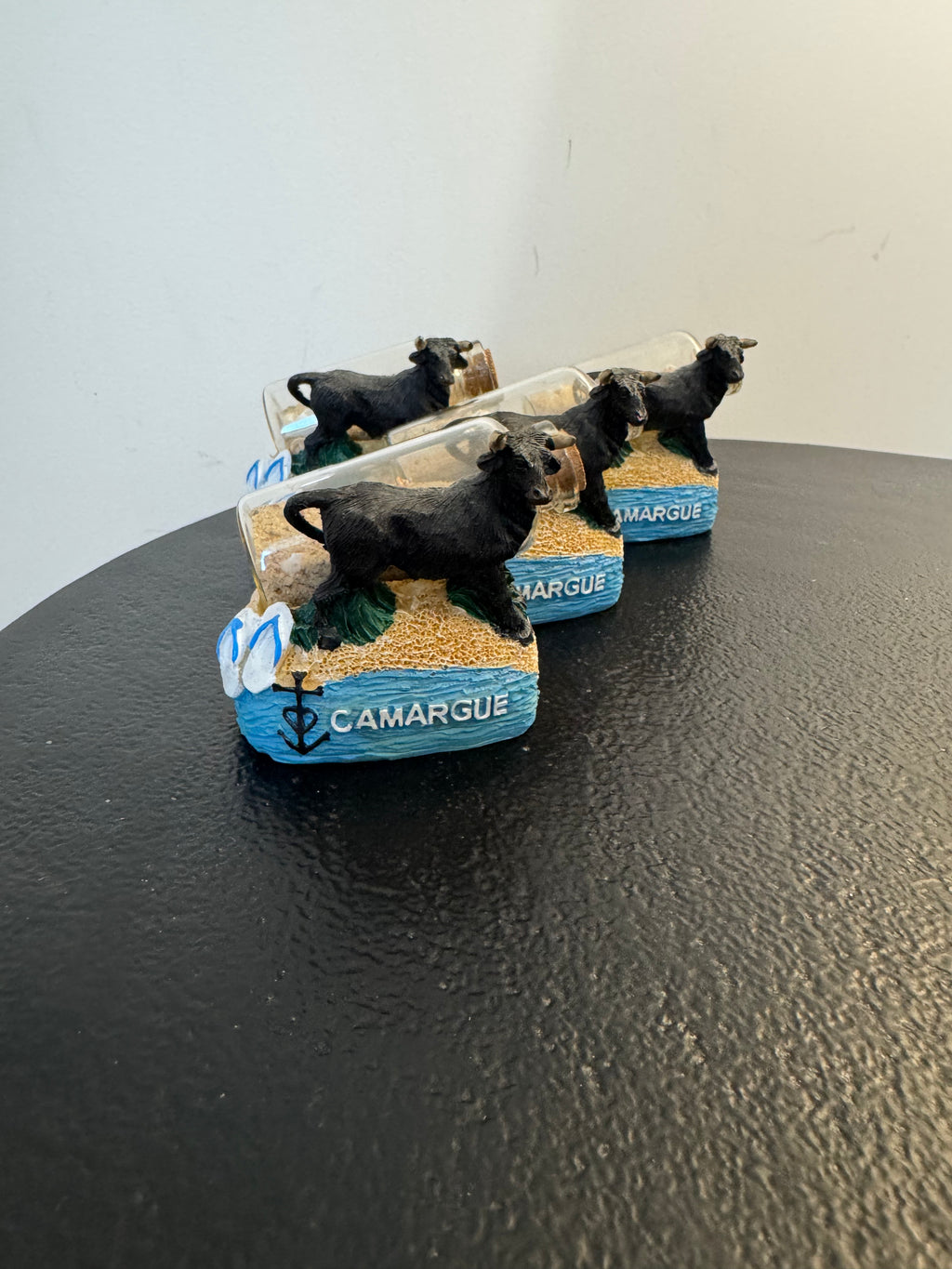 Figurine décorative Camargue — Taureau, tongs et fiole de sable (H 5,5 cm)