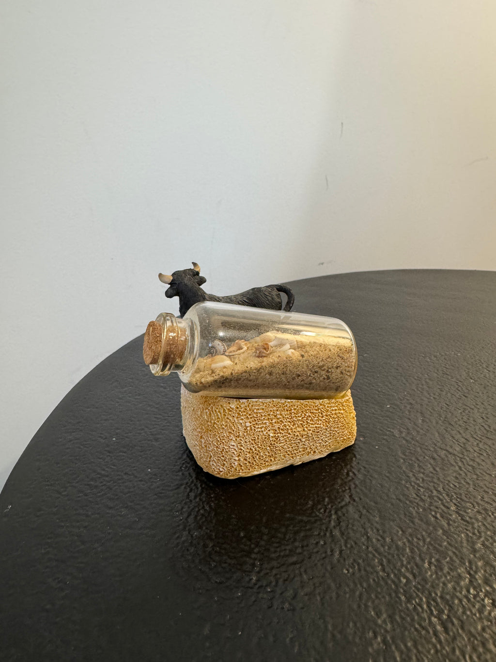 Figurine décorative Camargue — Taureau, tongs et fiole de sable (H 5,5 cm)