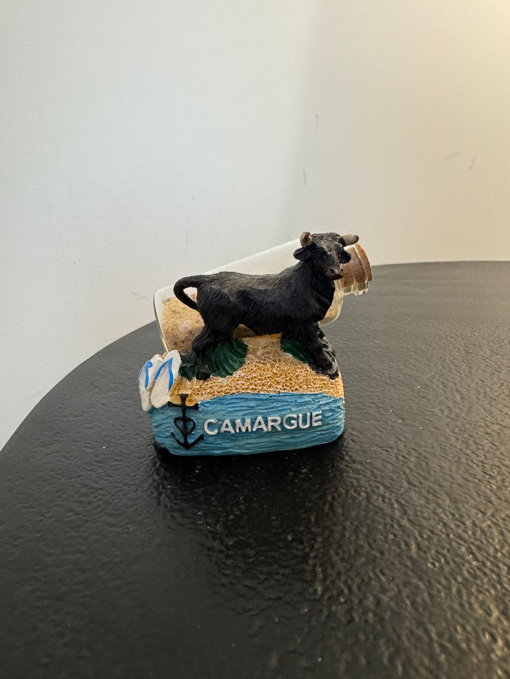 Figurine décorative Camargue — Taureau, tongs et fiole de sable (H 5,5 cm)
