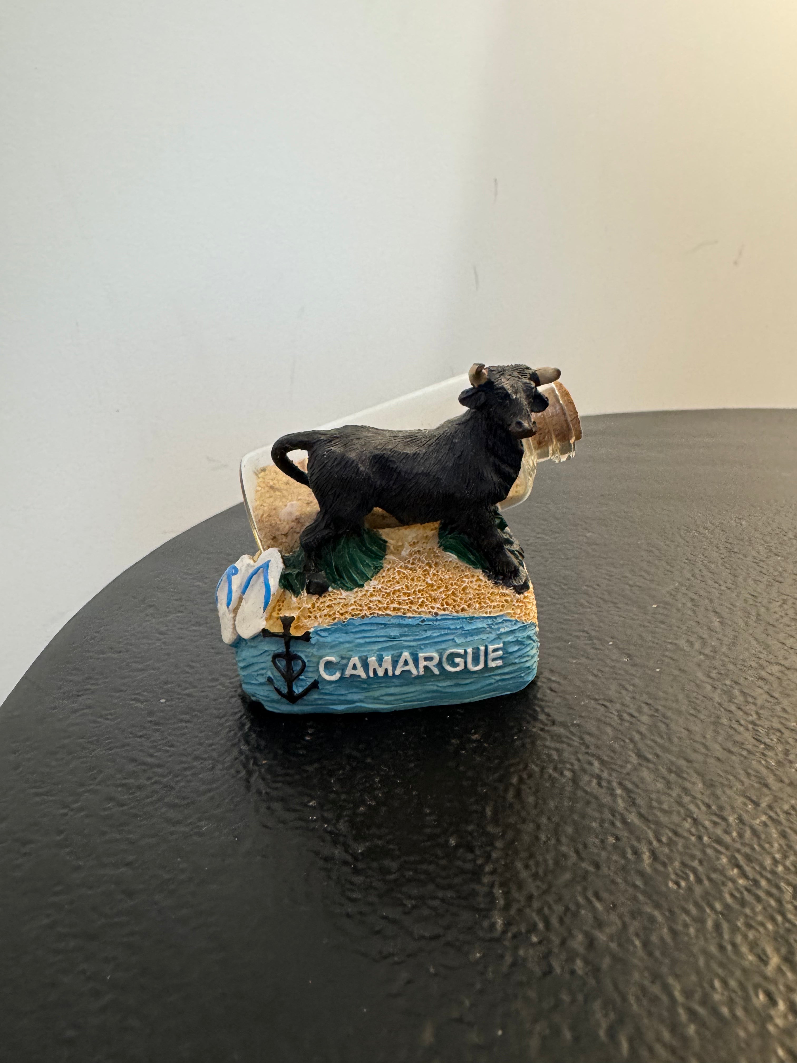 Figurine décorative Camargue — Taureau, tongs et fiole de sable (H 5,5 cm)