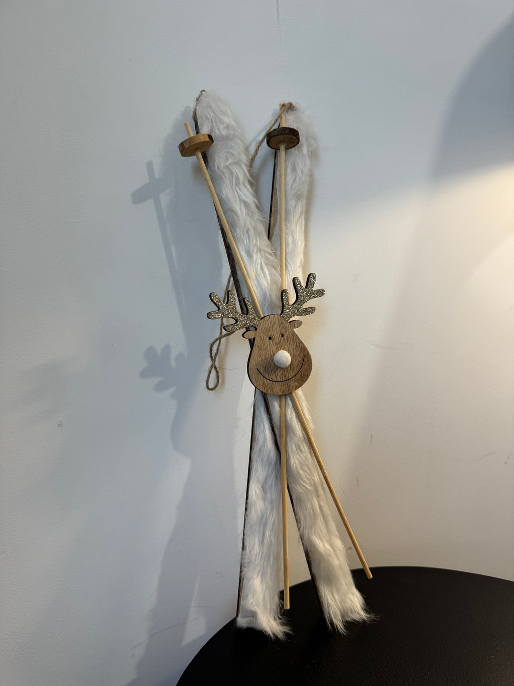 Suspension décorative skis en bois, fausse fourrure et renne (H 43 cm)