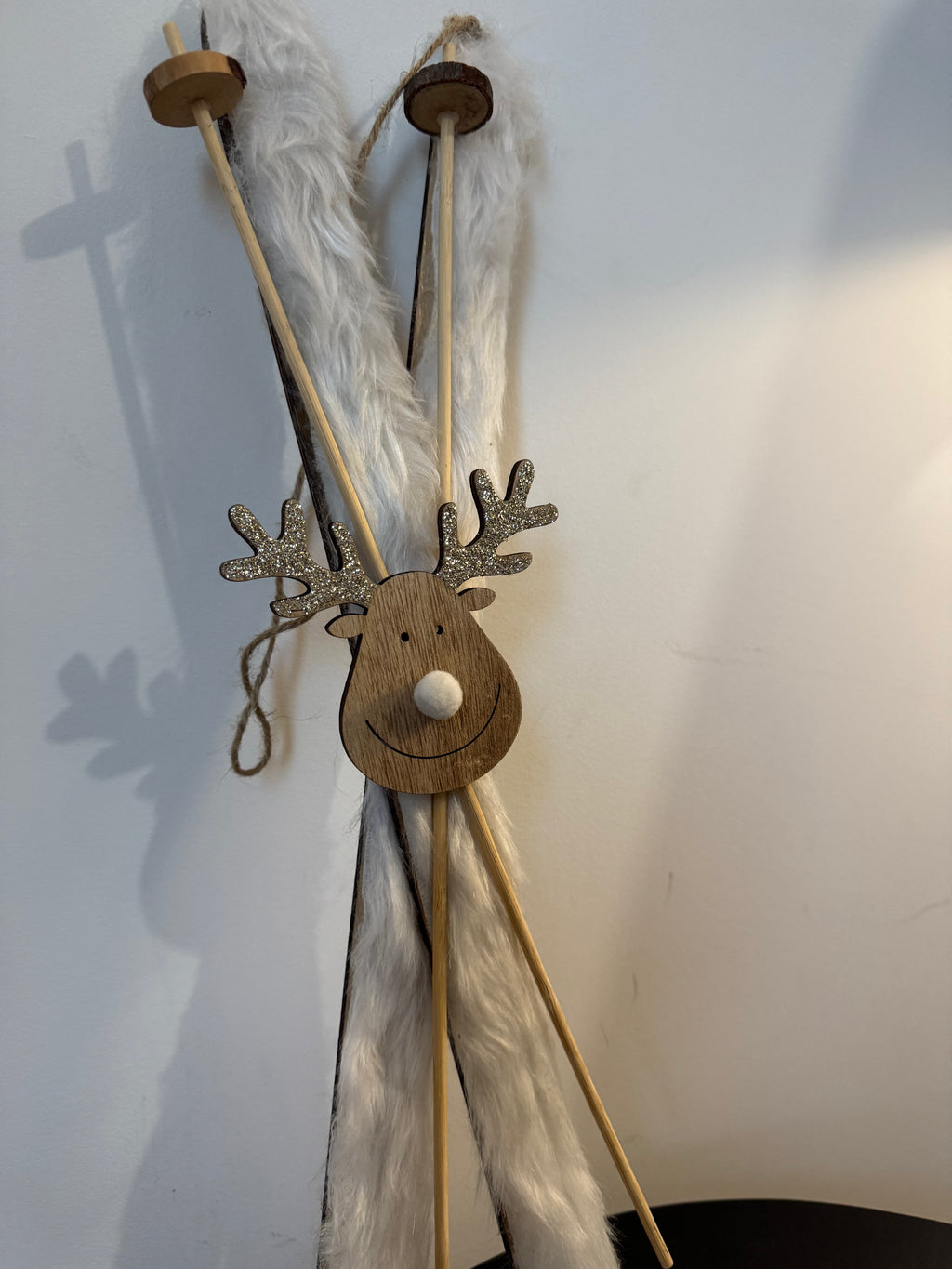 Suspension décorative skis en bois, fausse fourrure et renne (H 43 cm)