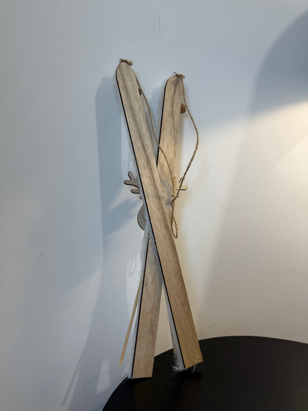 Suspension décorative skis en bois, fausse fourrure et renne (H 43 cm)