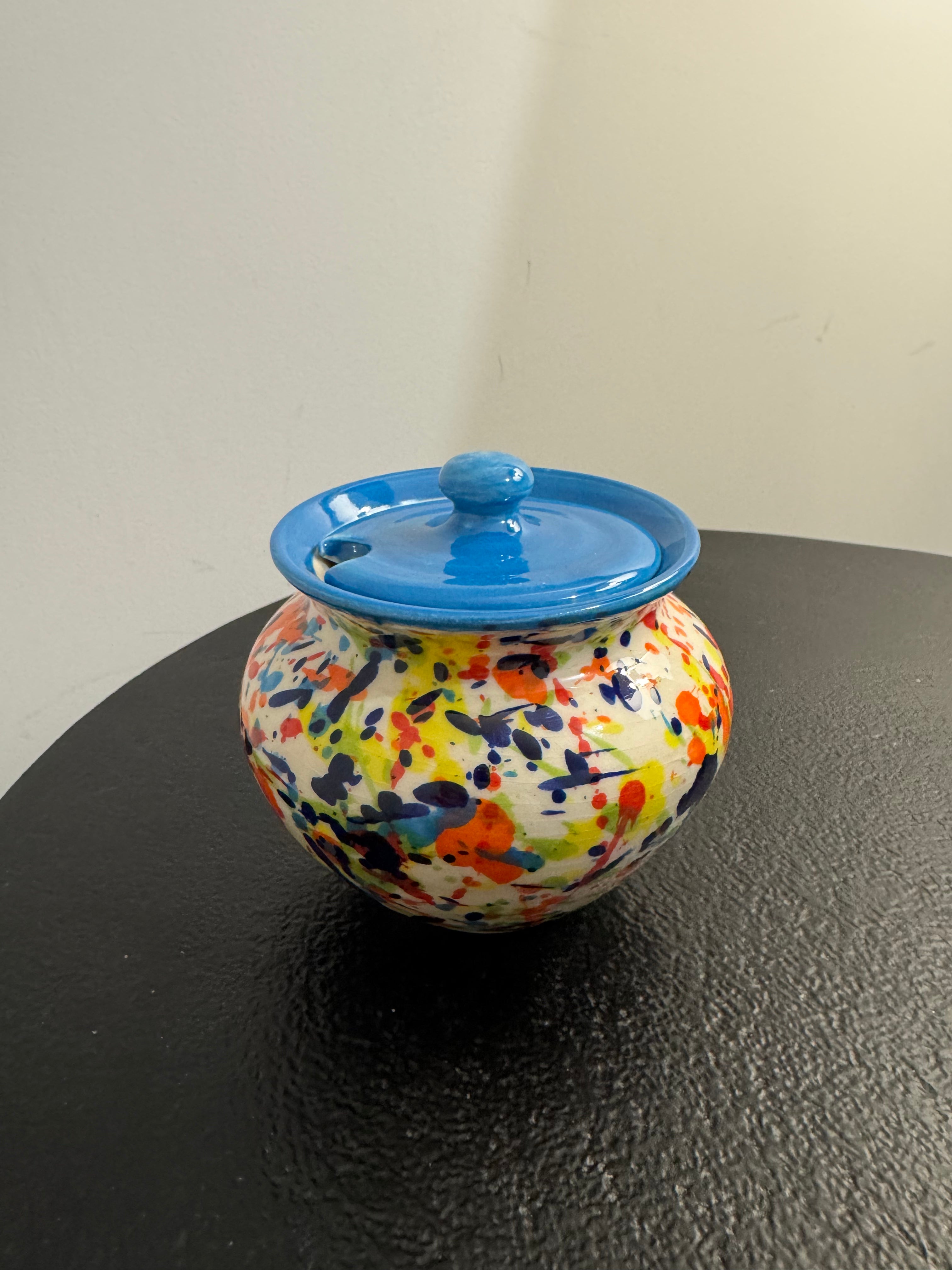 Sucrier en céramique avec couvercle motif moucheté multicolore (H 11 cm)