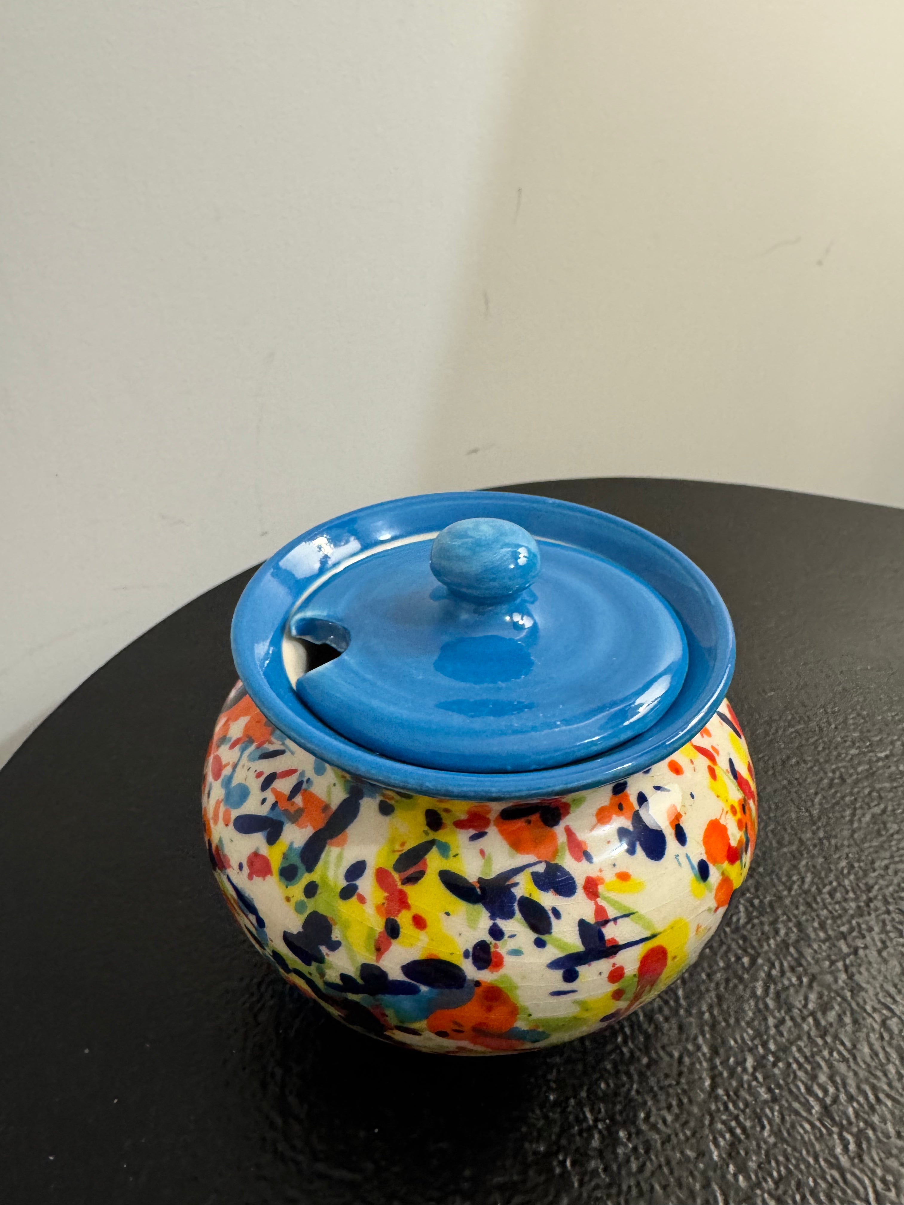 Sucrier en céramique avec couvercle motif moucheté multicolore (H 11 cm)