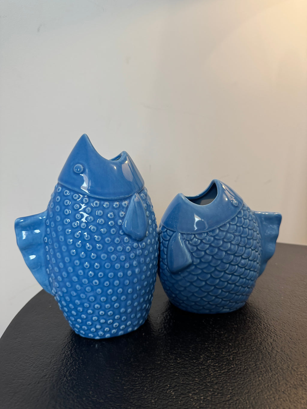 Duo de vases poissons en céramique bleue (H 15 cm & H 20 cm)