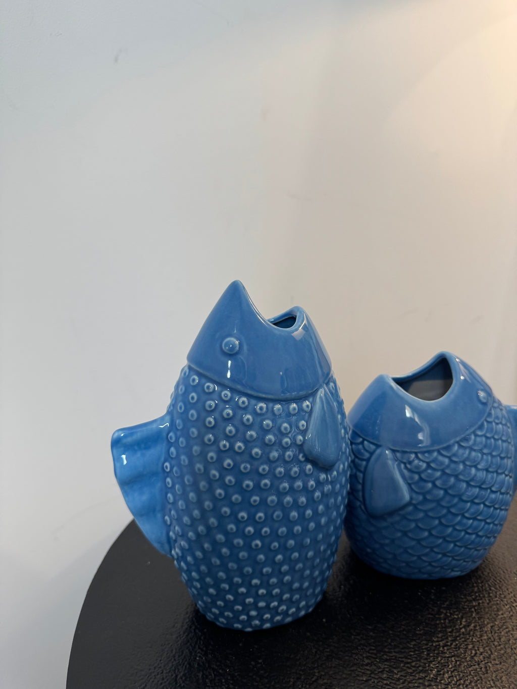 Duo de vases poissons en céramique bleue (H 15 cm & H 20 cm)