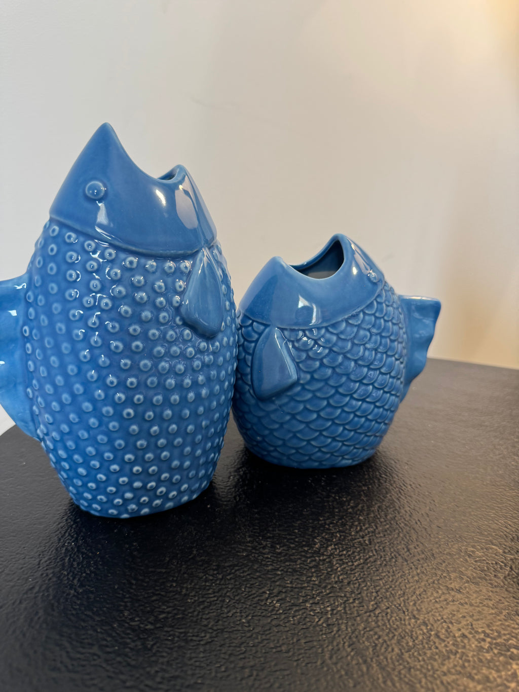 Duo de vases poissons en céramique bleue (H 15 cm & H 20 cm)