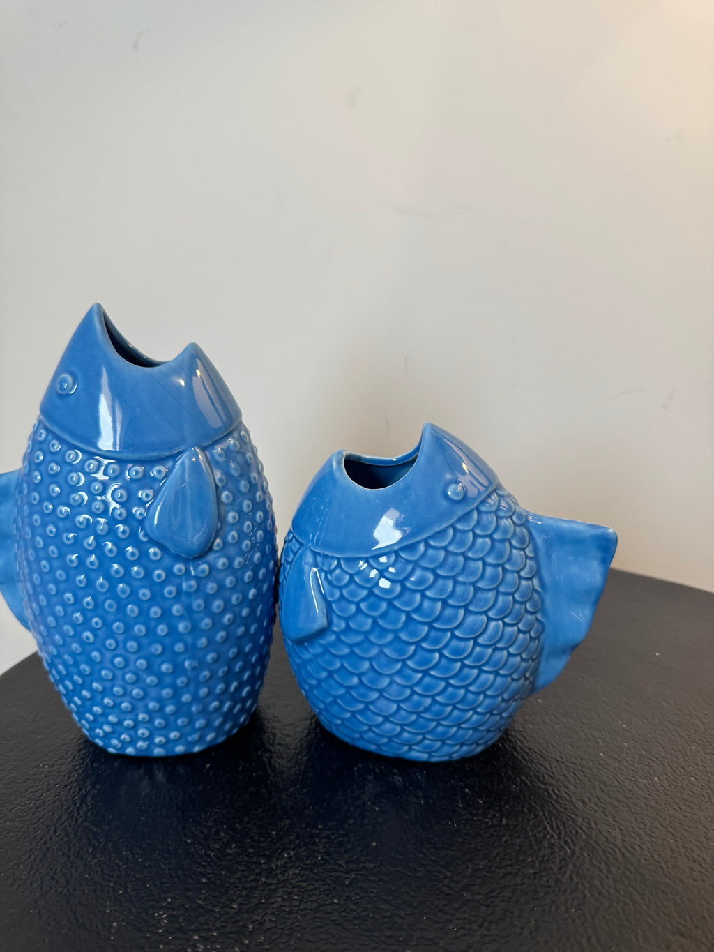 Duo de vases poissons en céramique bleue (H 15 cm & H 20 cm)