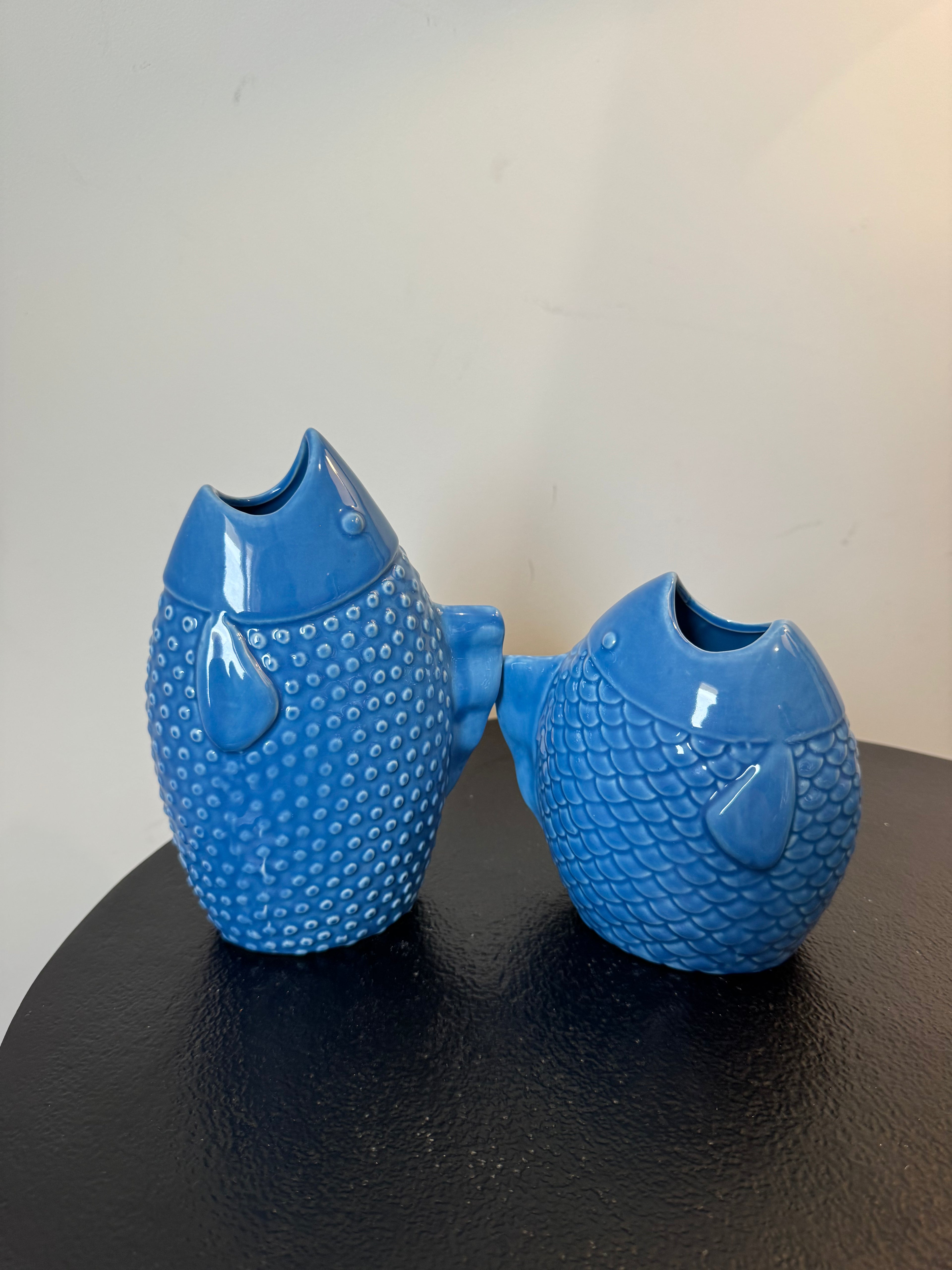 Duo de vases poissons en céramique bleue (H 15 cm & H 20 cm)