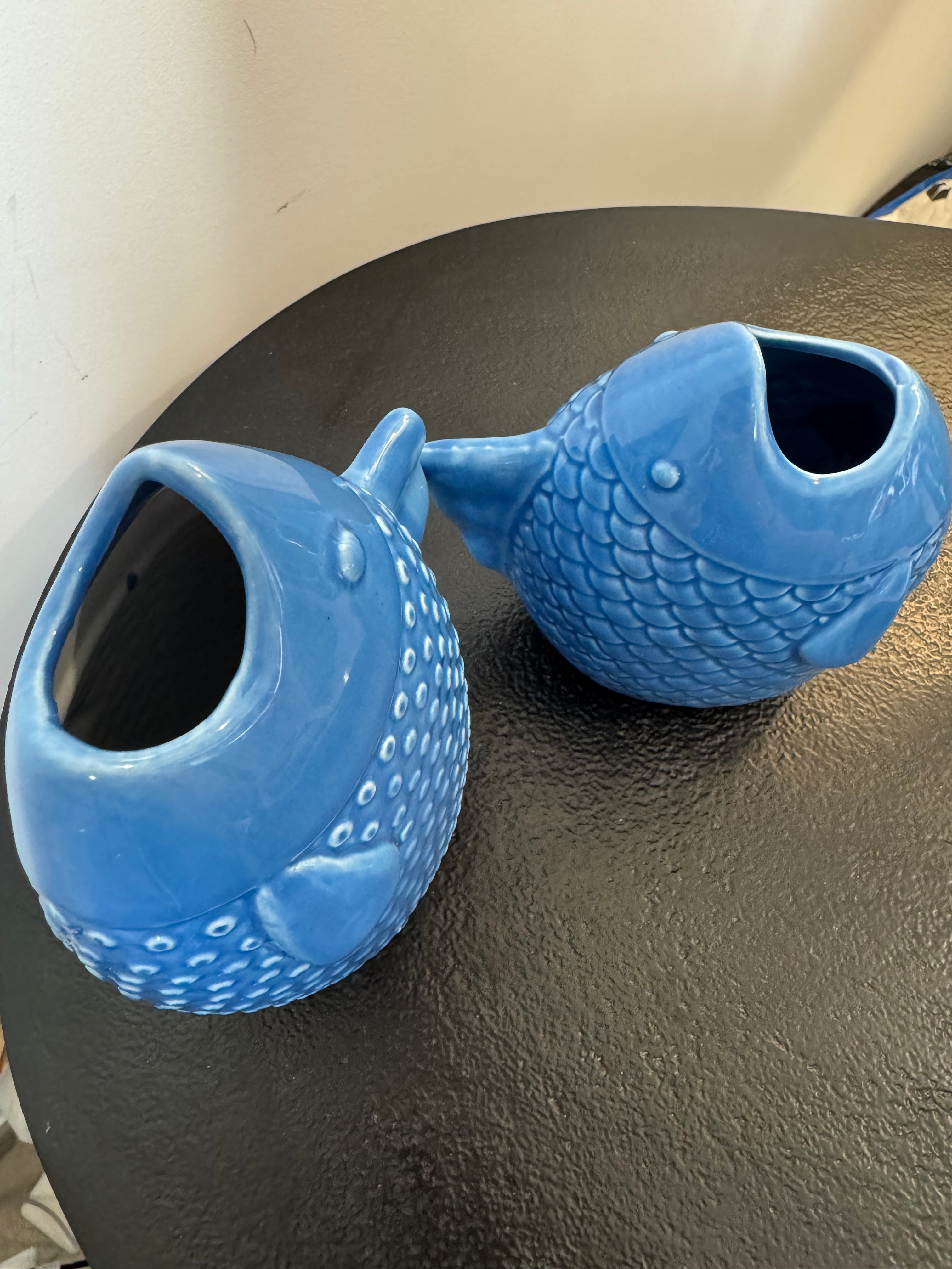 Duo de vases poissons en céramique bleue (H 15 cm & H 20 cm)