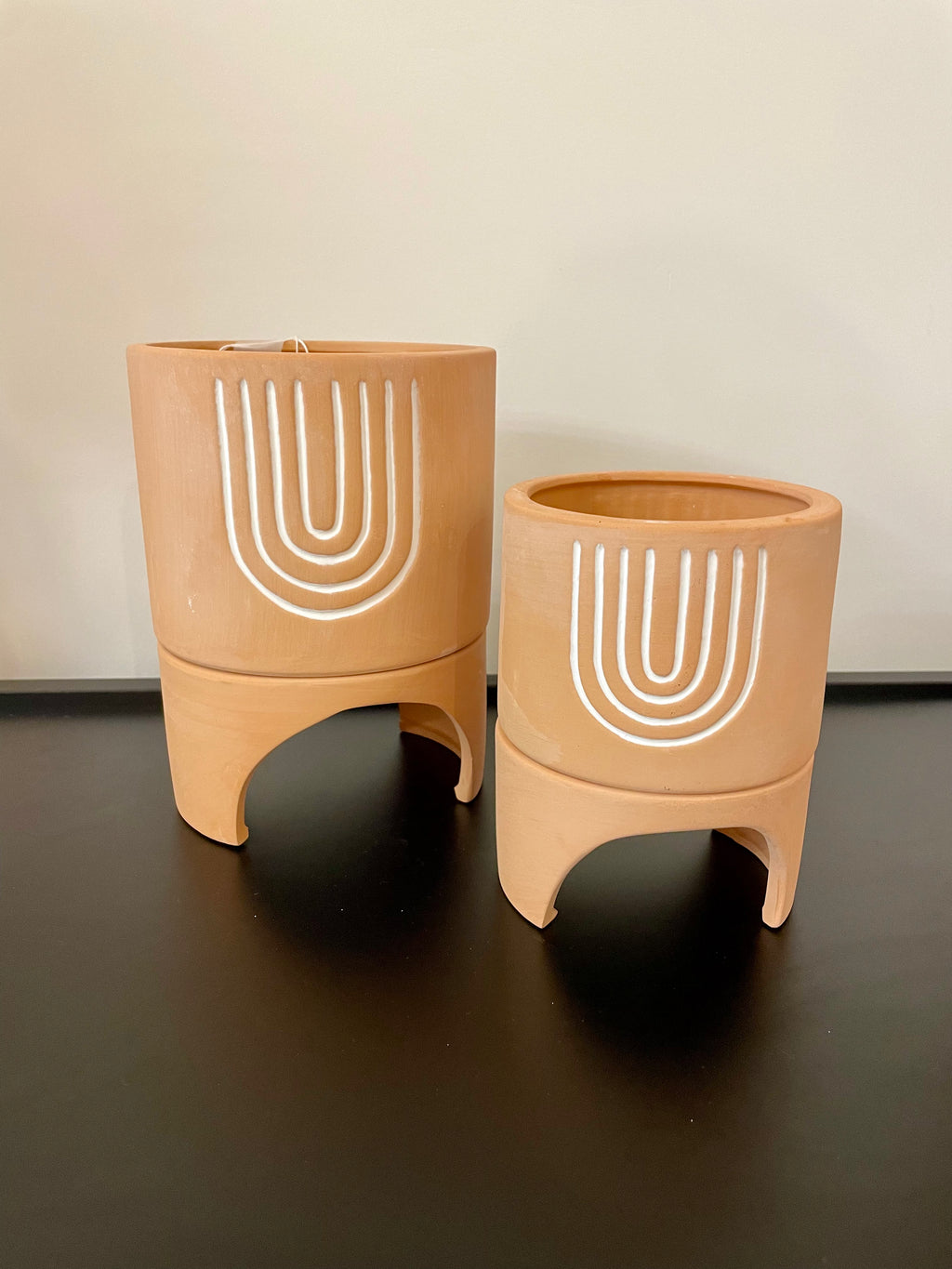Set de 2 cache-pots sur pieds en terre cuite à motifs arches — Style bohème & naturel