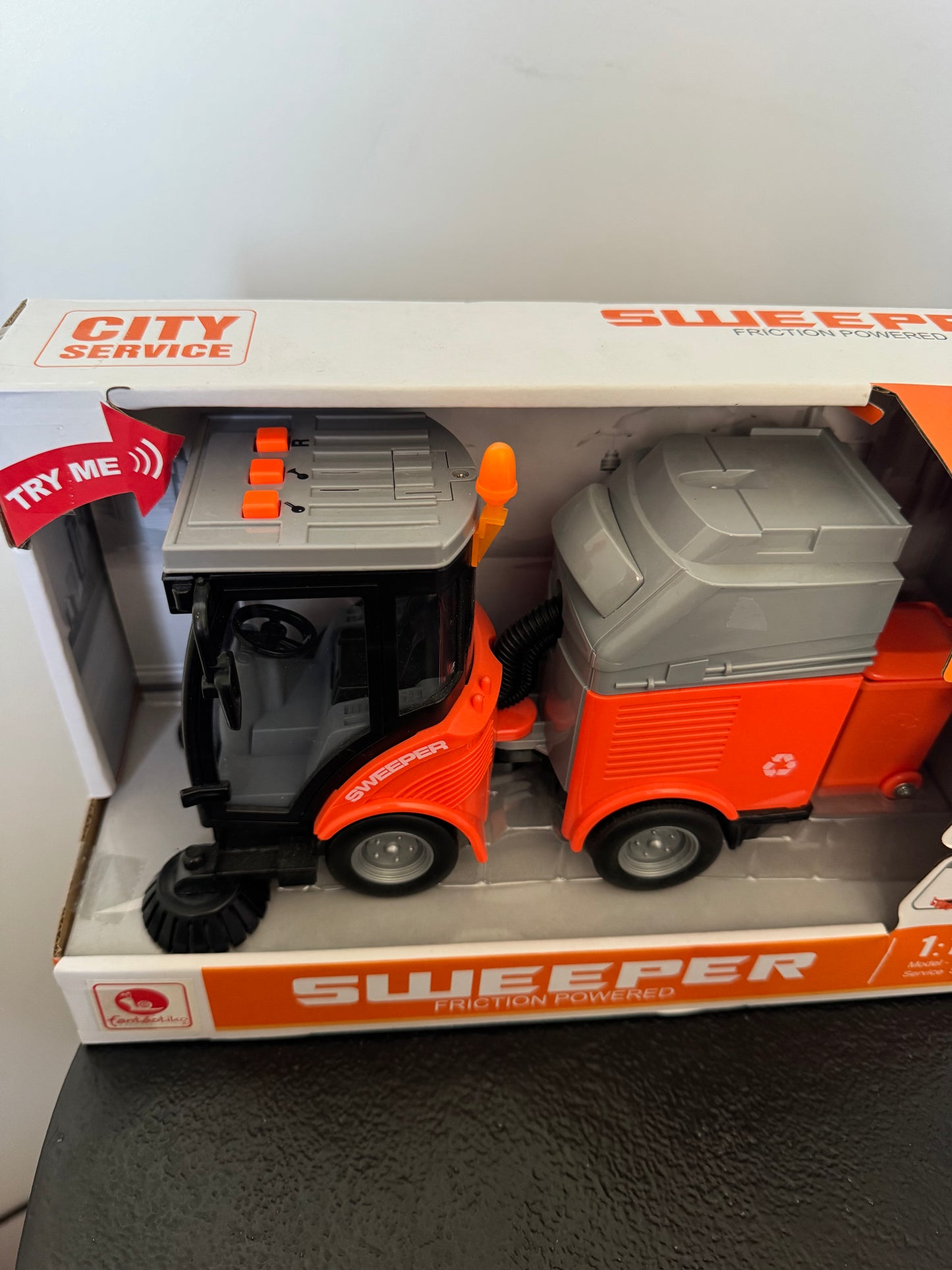 Titre produit Camion balayeuse de rue sonore et lumineux à friction (1:16) — City Service