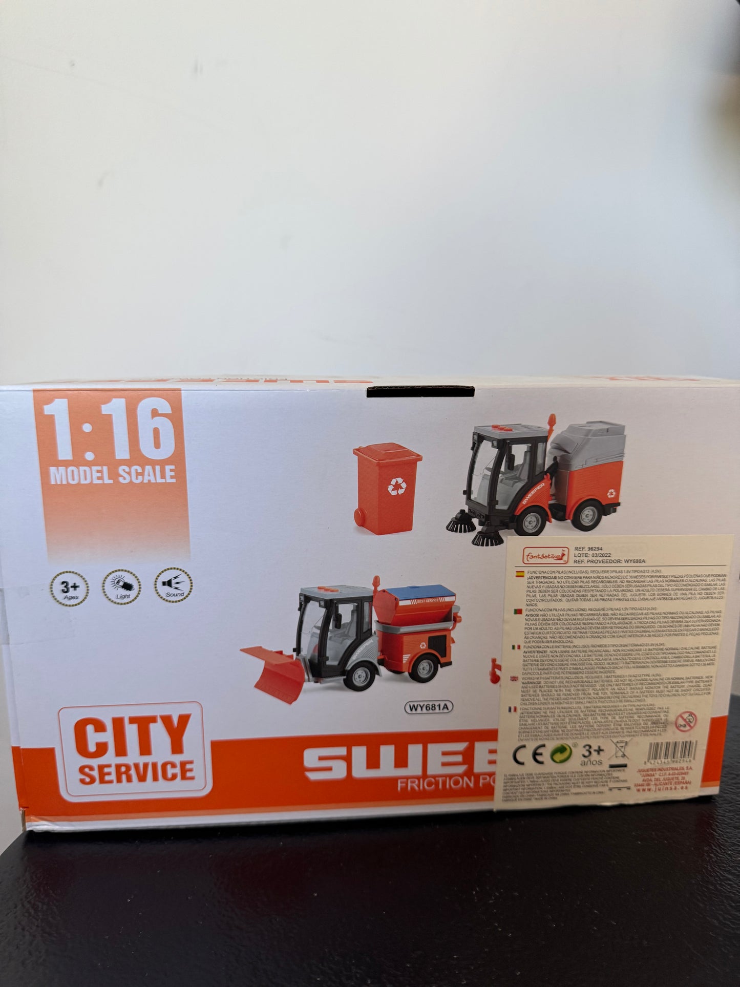 Titre produit Camion balayeuse de rue sonore et lumineux à friction (1:16) — City Service
