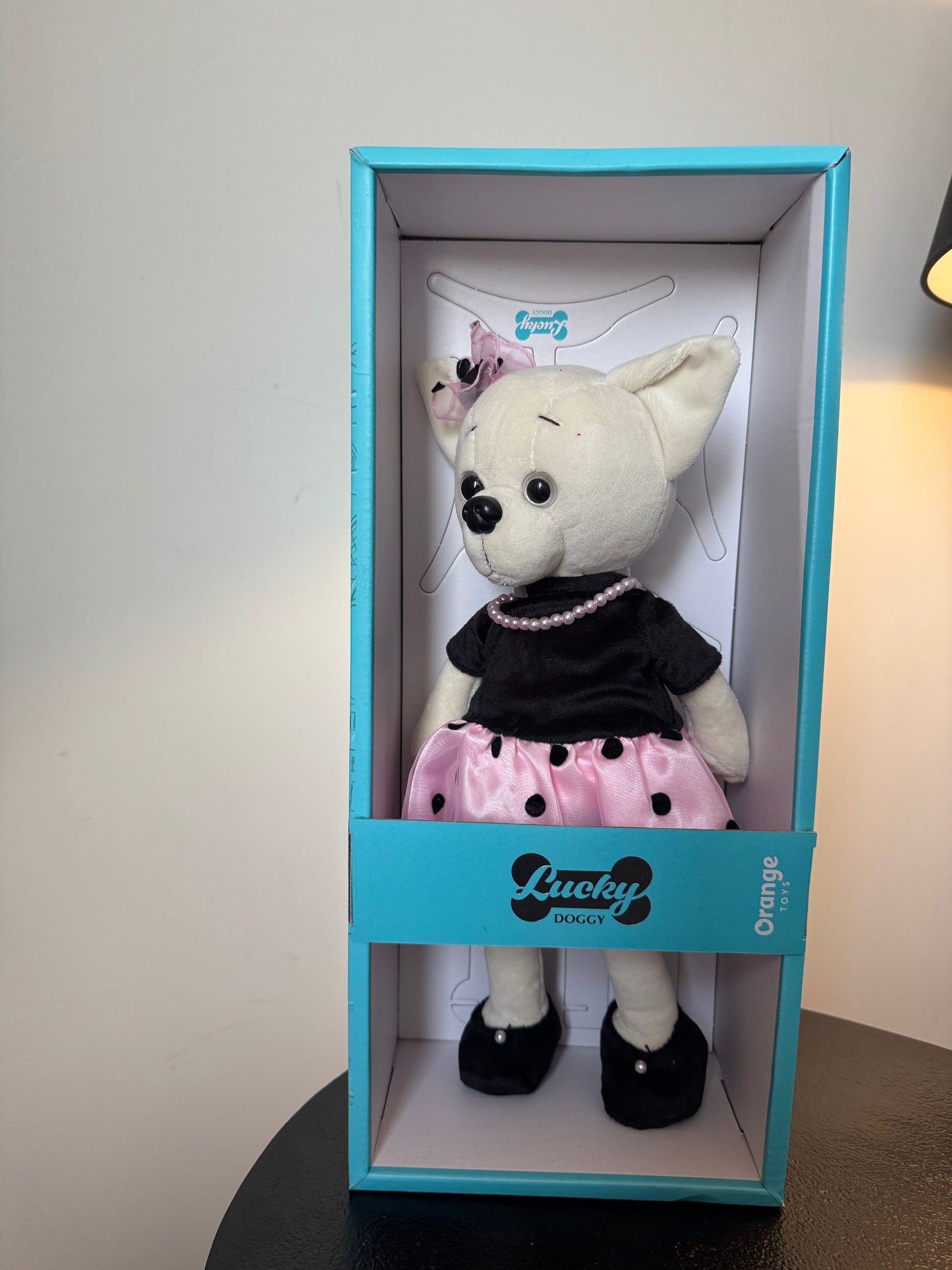 Peluche chien articulée Lucky Doggy robe chic noire et rose à pois (38 cm) — Orange Toys