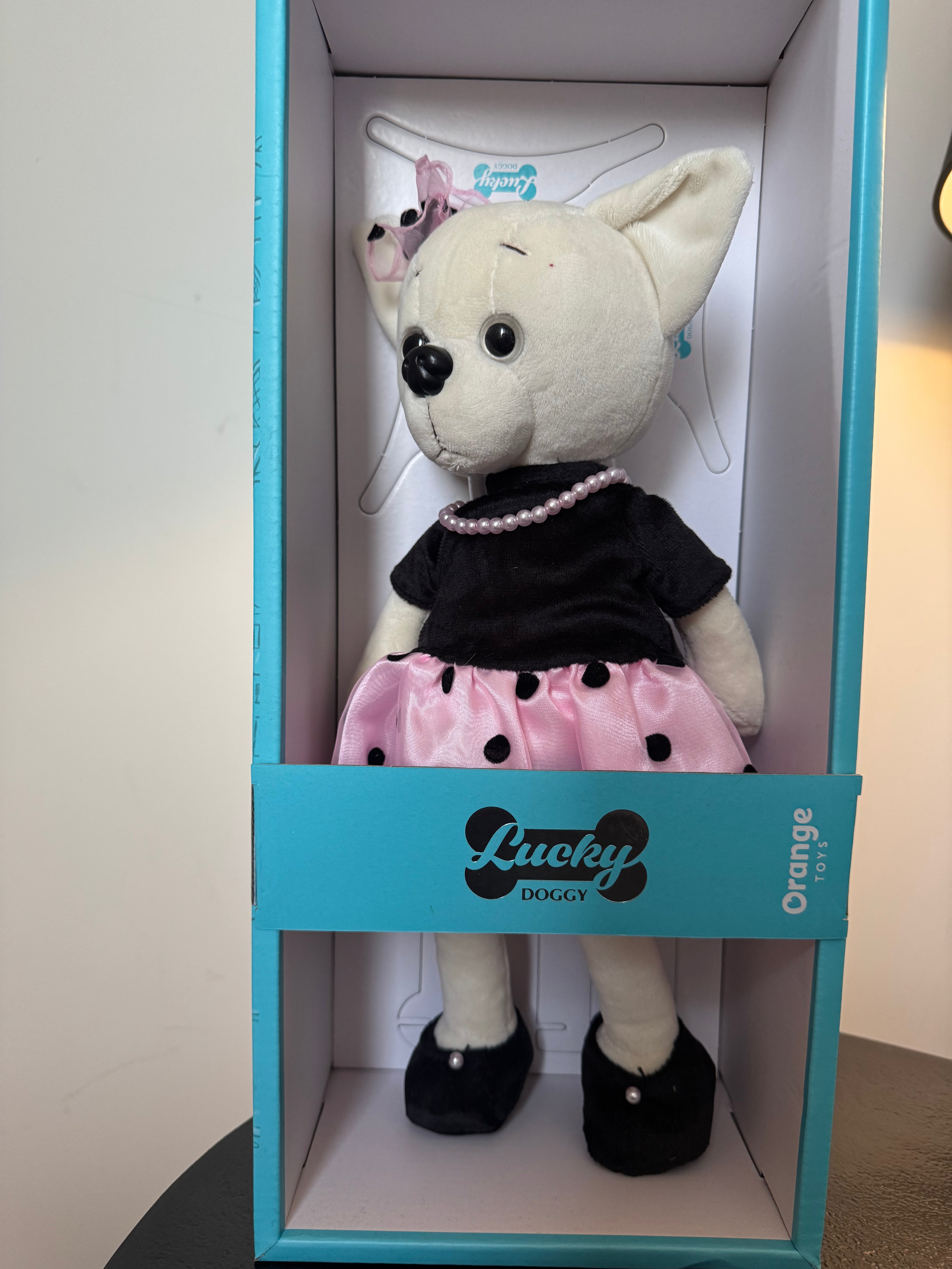 Peluche chien articulée Lucky Doggy robe chic noire et rose à pois (38 cm) — Orange Toys