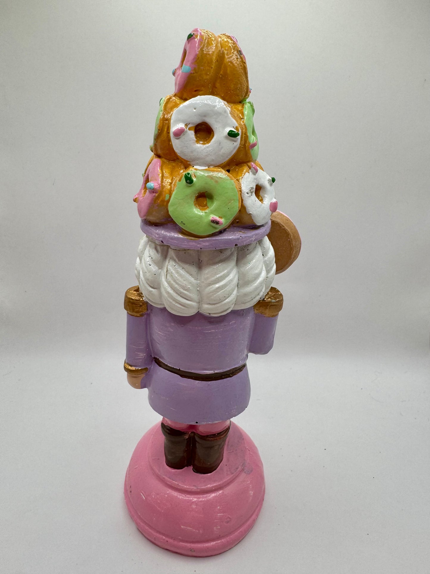 Statuette Casse-Noisette Gourmand Pyramide de Donuts (H 17 cm) — Hoff Interieur