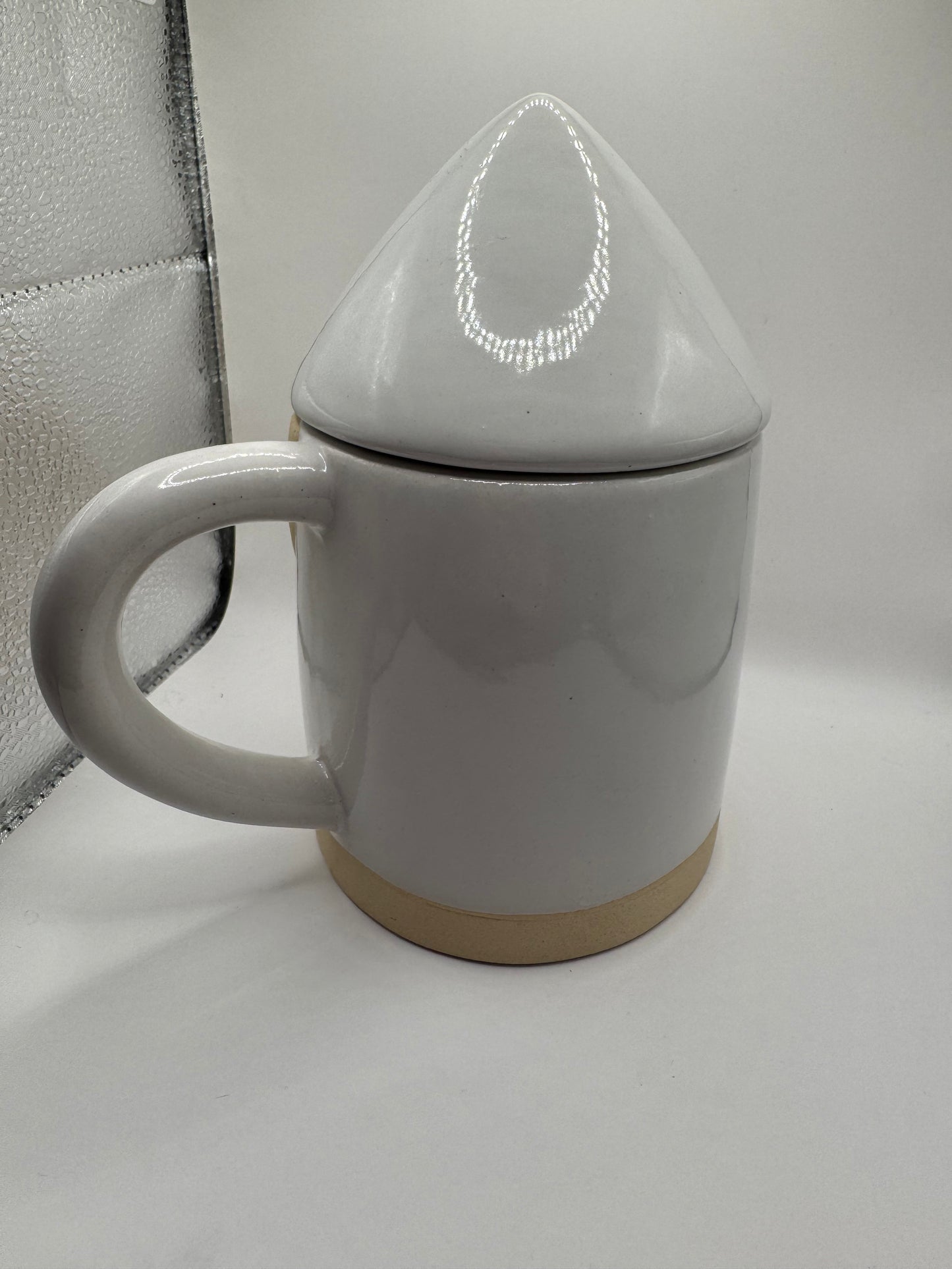 Grande tasse avec couvercle Lutin de Noël en céramique — Hoff Interieur (À l'unité)