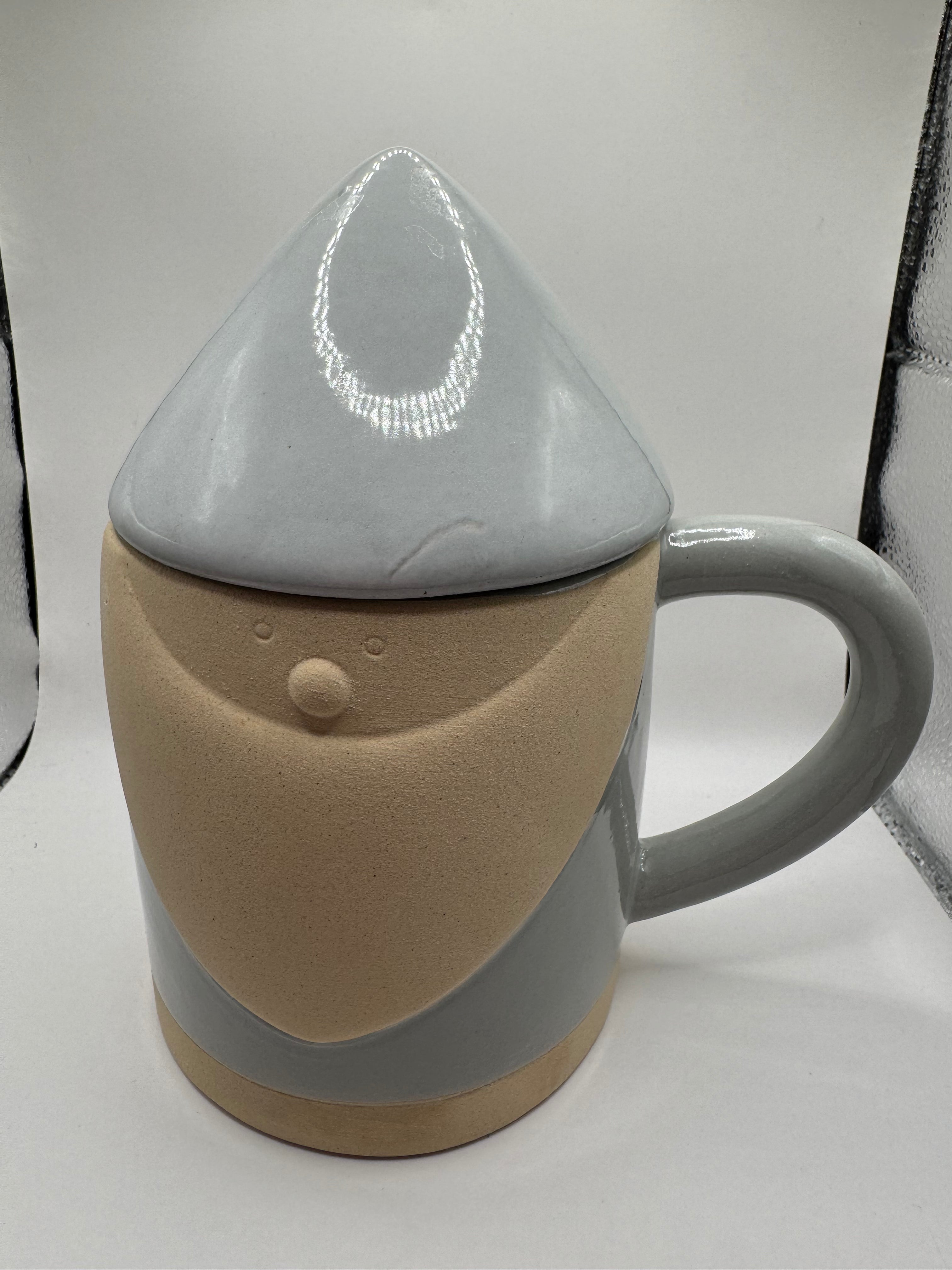 Grande tasse avec couvercle Lutin de Noël en céramique — Hoff Interieur (À l'unité)
