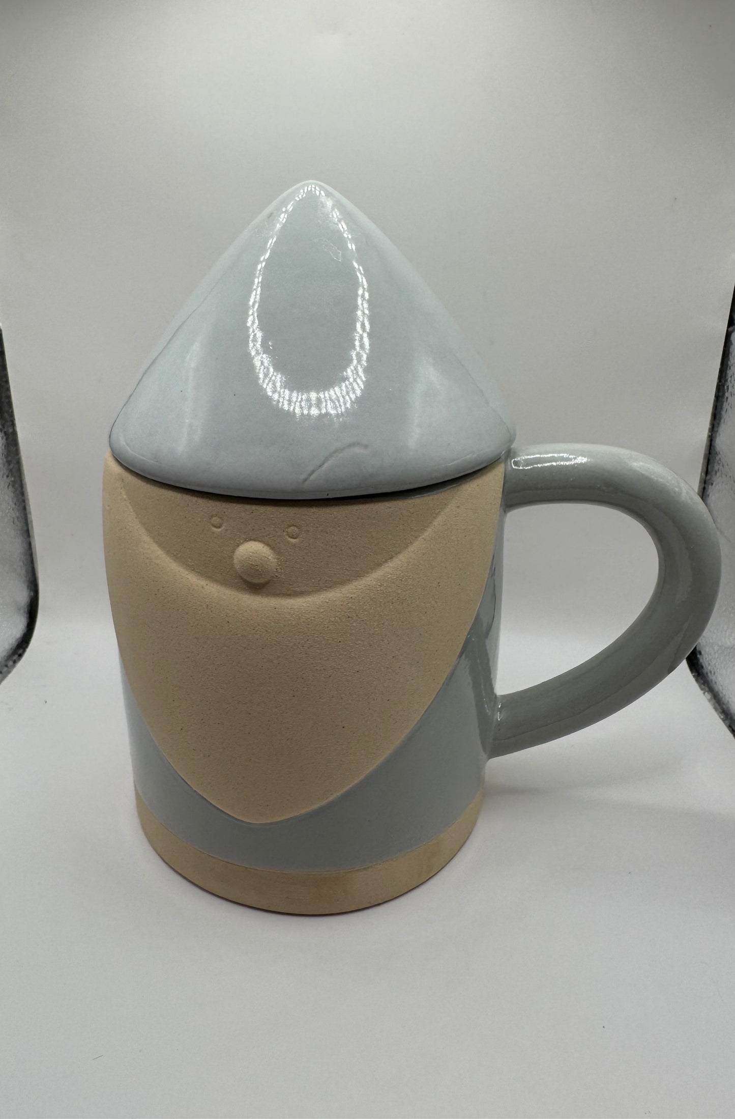 Grande tasse avec couvercle Lutin de Noël en céramique — Hoff Interieur (À l'unité)