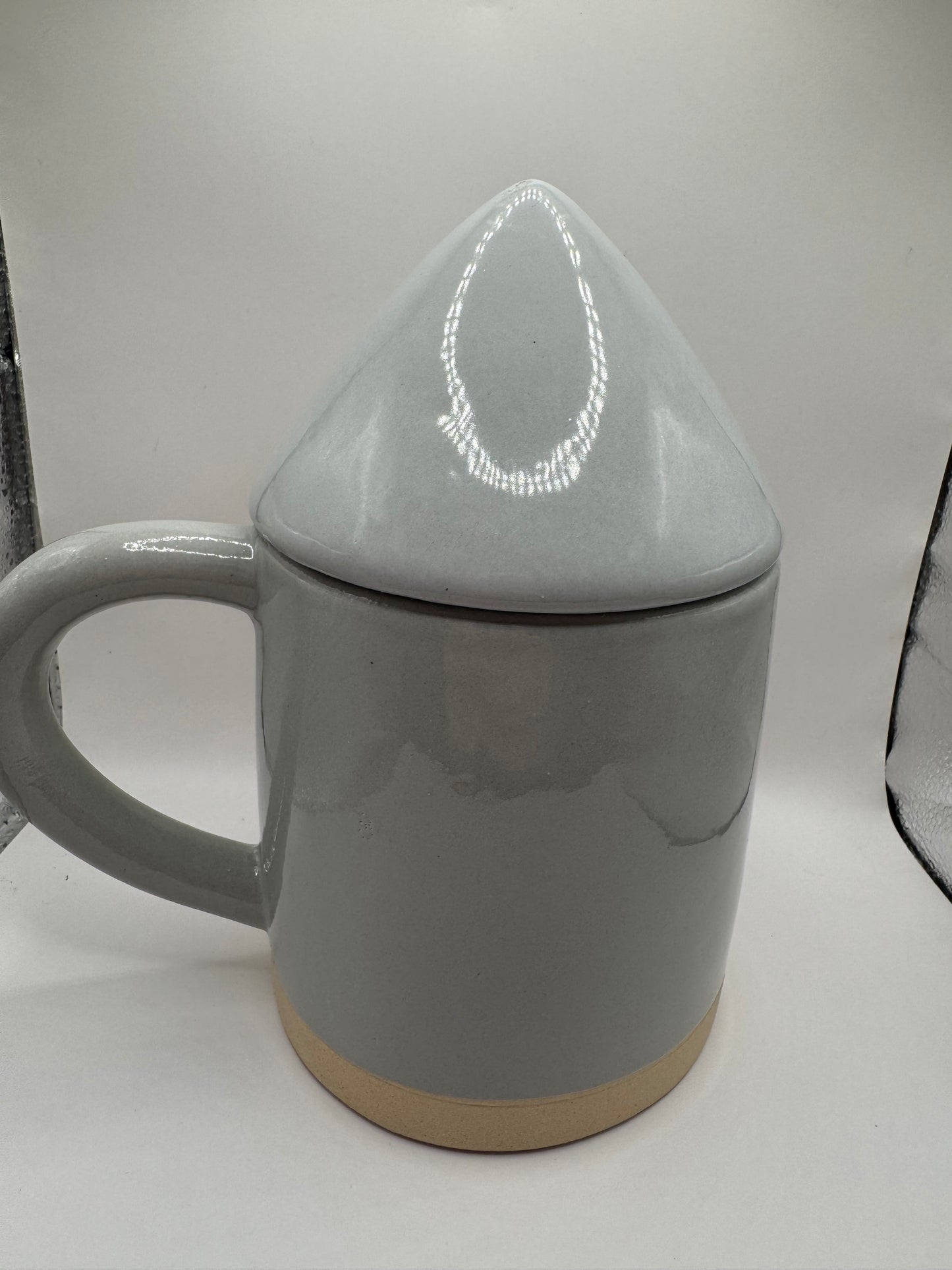 Grande tasse avec couvercle Lutin de Noël en céramique — Hoff Interieur (À l'unité)