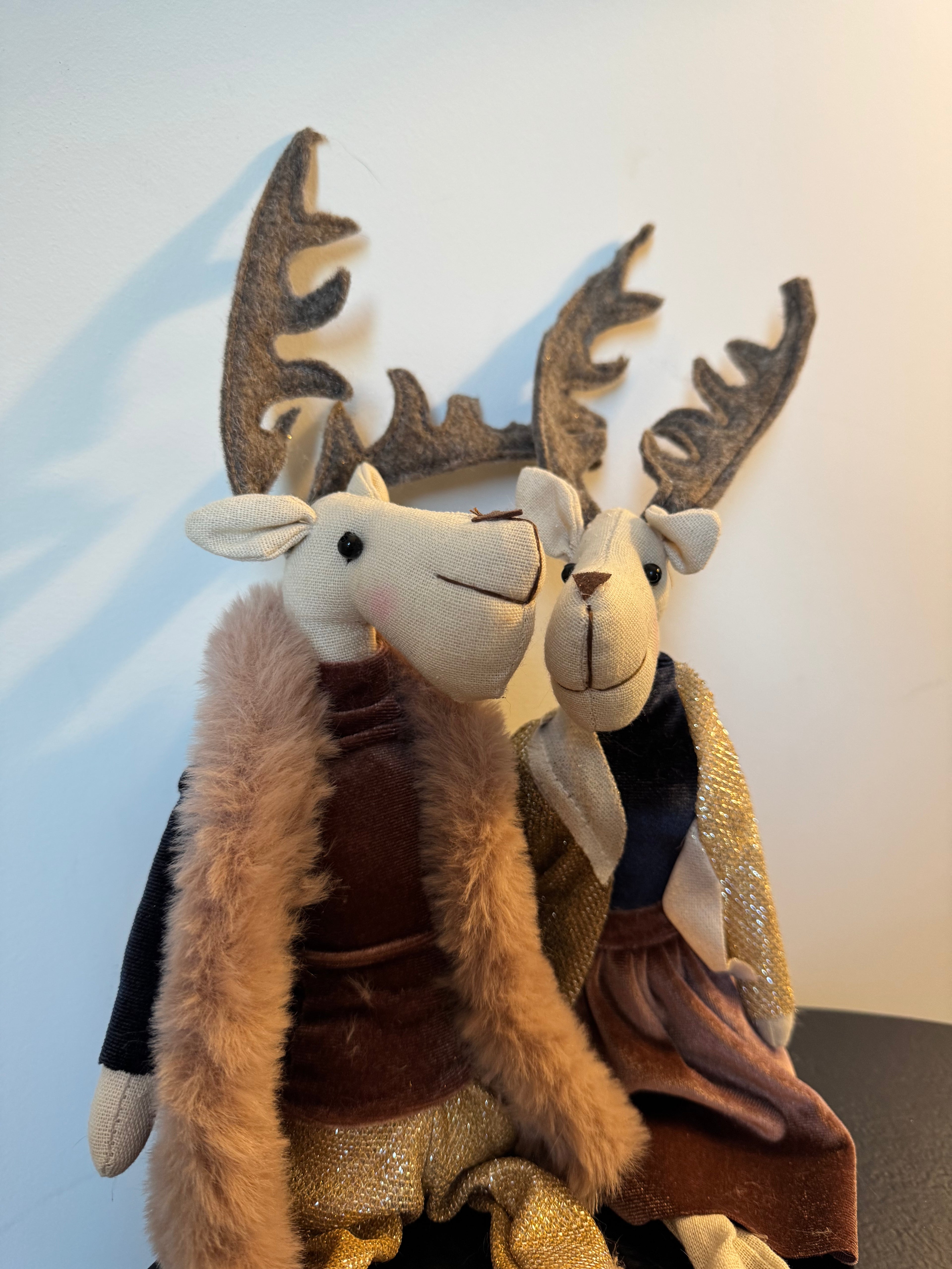 Duo de rennes assis « Glamour » en tissu à jambes pendantes (H52 cm) — Hoff Interieur